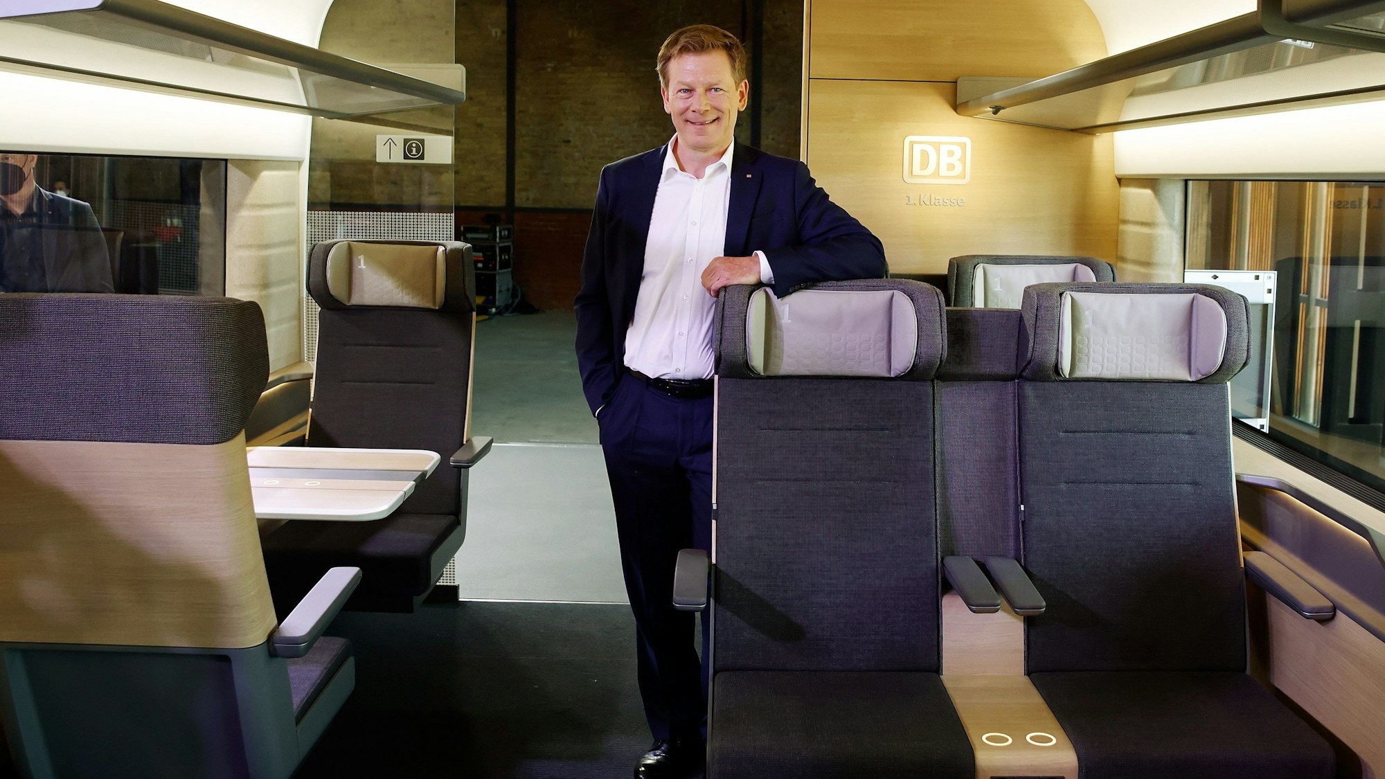 18.05.2022, Berlin: Richard Lutz, Vorstandsvorsitzender der Deutschen Bahn, steht bei der Präsentation des neuen Designs im ICE in ein Modell. Die neue Ausstattung soll von Ende 2023 an auf die Schiene kommen. Überarbeitet wurden an den Sitzen Polsterung, Bezüge und Verstellbarkeit. Helles Eichenfurnier und warmes Licht sollen die Züge wohnlicher machen. Foto: Carsten Koall/dpa +++ dpa-Bildfunk +++