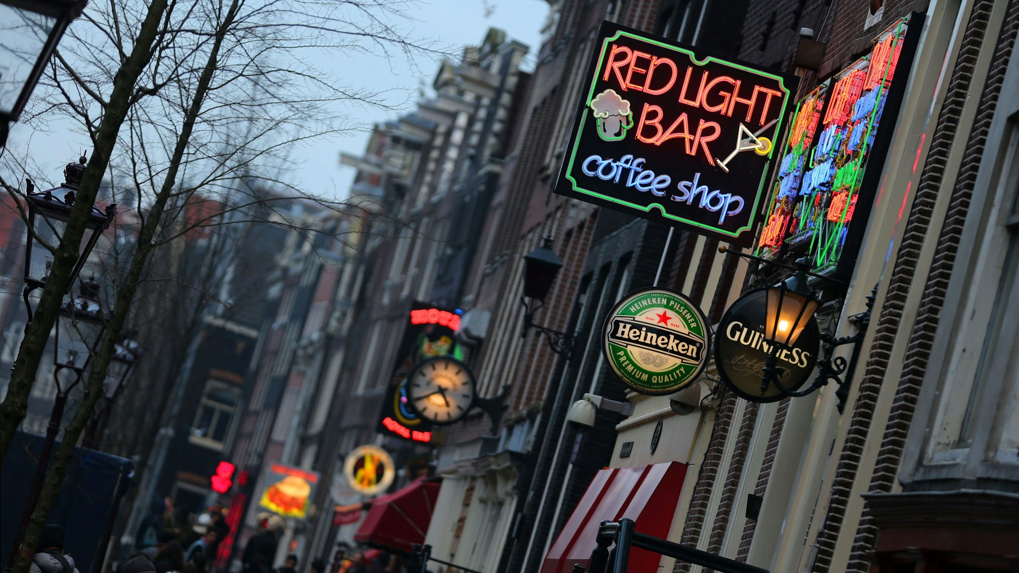 Es ist der Red Light Bar Coffee Shop im Rotlichtviertel von Amsterdam zu sehen.