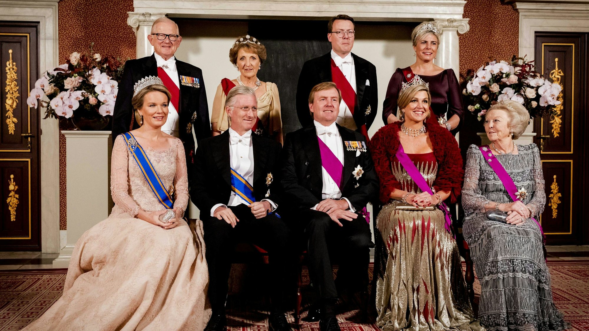 Die belgische Königin Mathilde, der niederländische Prinz Piet van Vollenhoven, der belgische König Philippe, die niederländische Prinzessin Margriet van Vollenhoven, König Willem-Alexander, Prinz Constantijn, Königin Maxima, Prinzessin Laurentien und Prinzessin Beatrix posieren für ein offizielles Porträt im Königlichen Palast in Amsterdam, Niederlande, 28. November 2016.