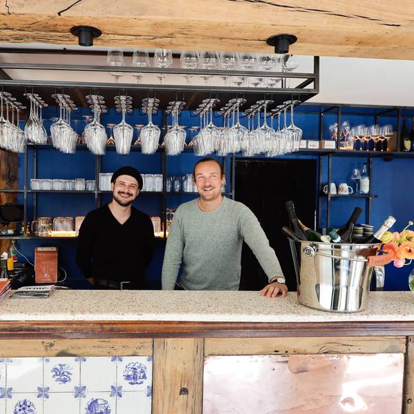 Die Betreiber Yngwie Erich (links) und Adrian Röpe am Tresen ihrer Weinbar.
