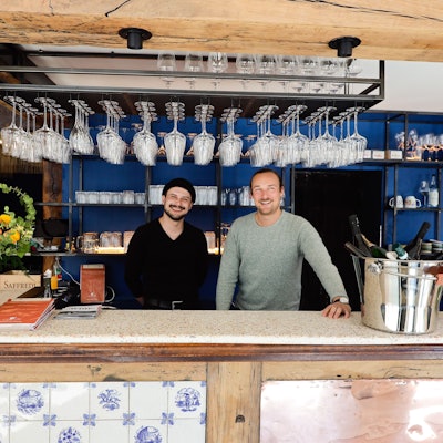 Die Betreiber Yngwie Erich (links) und Adrian Röpe am Tresen ihrer Weinbar.