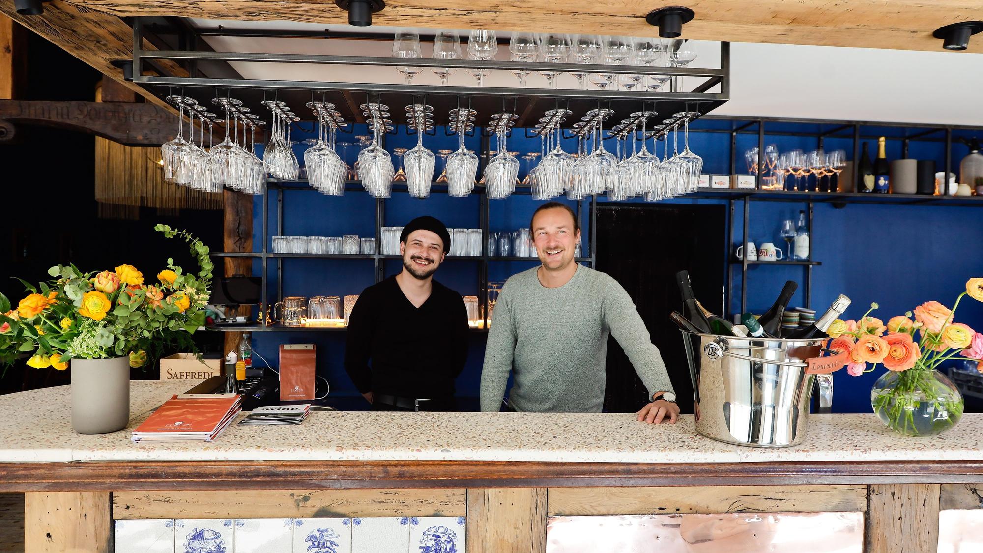 Die Betreiber Yngwie Erich (links) und Adrian Röpe am Tresen ihrer Weinbar.