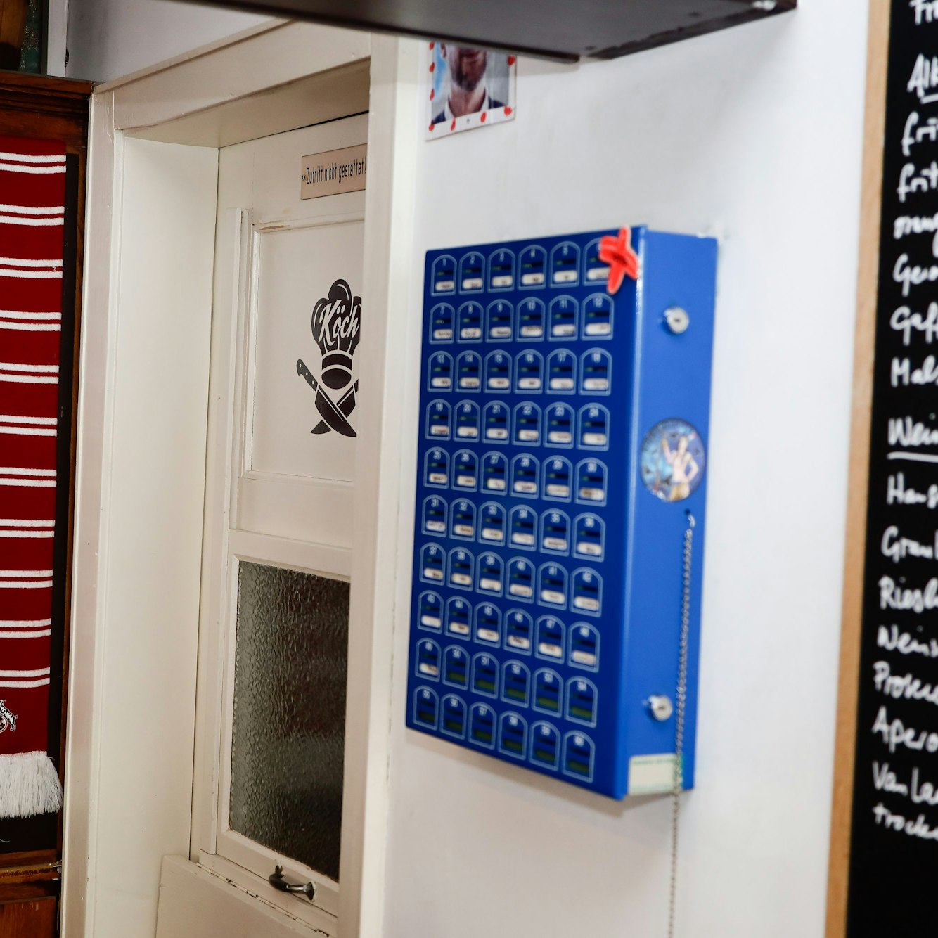 Ein blauer Sparschrank an der Wand.