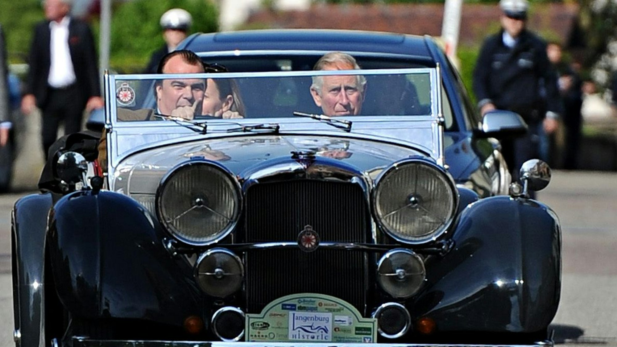 Der damalige Prinz Charles fährt am 28.05.2013 in Langenburg (Baden-Württemberg) mit Schlossherr Philipp Fürst zu Hohenlohe-Langenburg in einem Oldtimer der Marke Alvis durch den Ort.