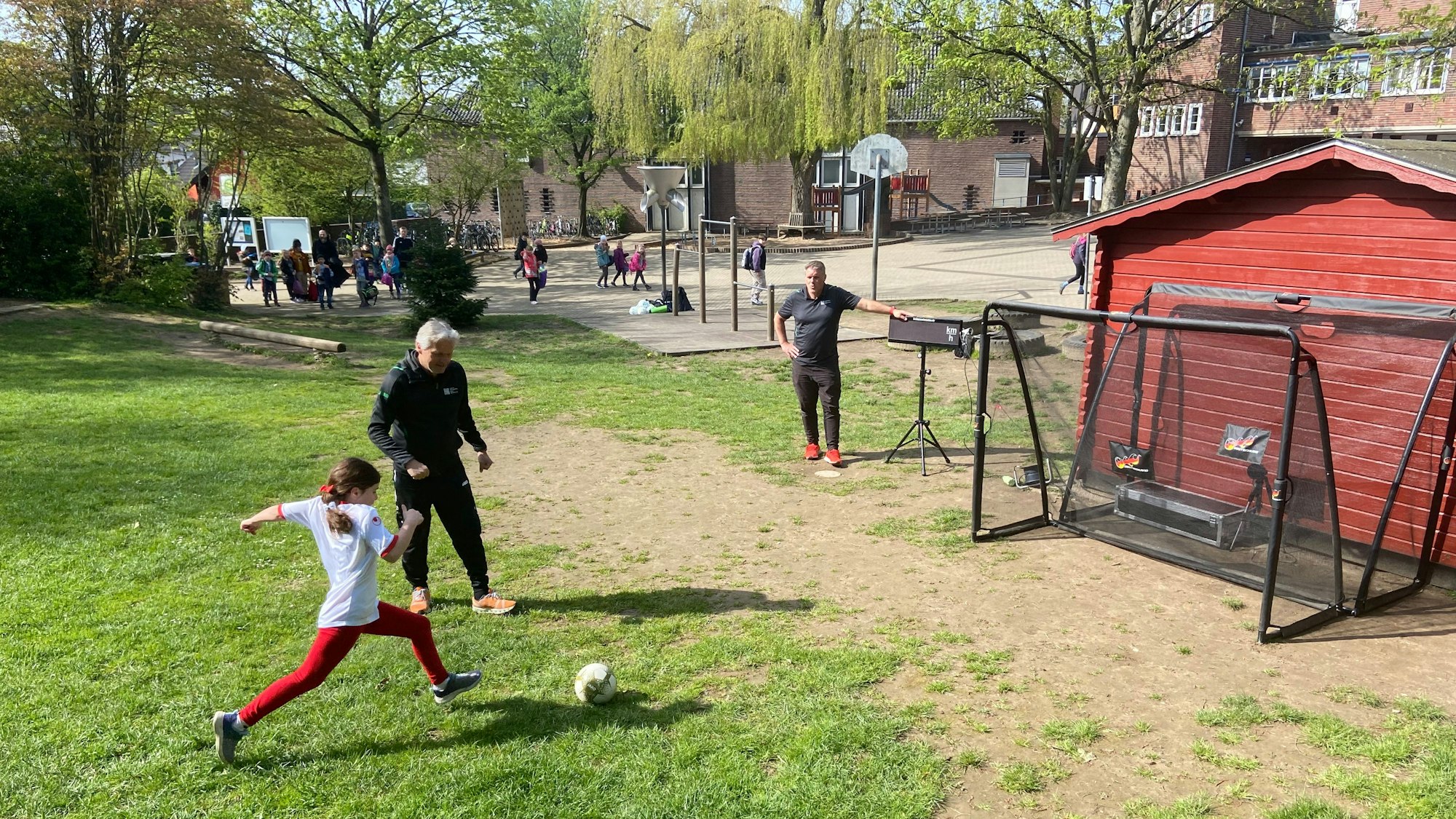 Kind läuft zum Torschuss an