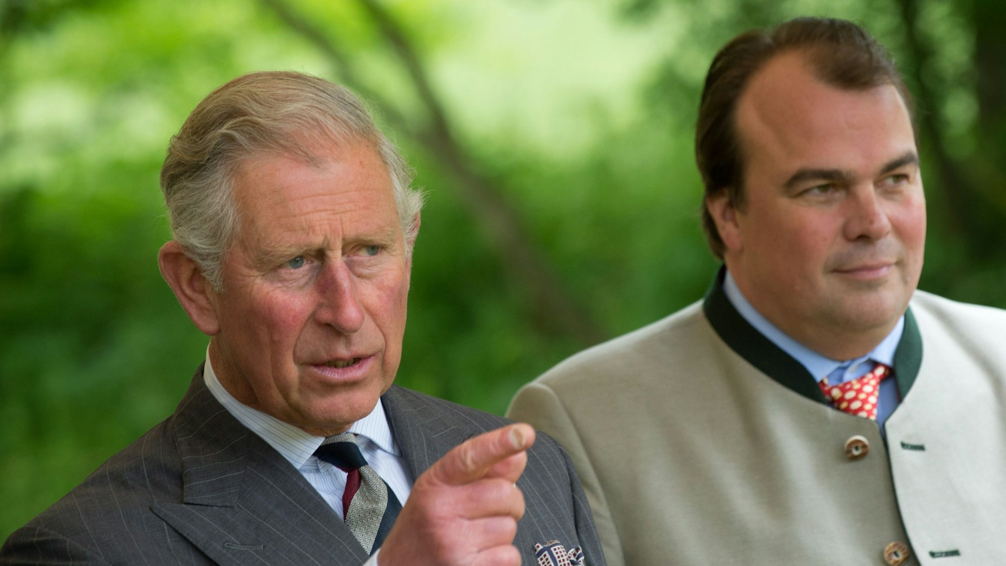 Der damalige englische Thronfolger Prinz Charles (l) spricht auf einer Weide mit Philipp Fürst zu Hohenlohe-Langenburg.