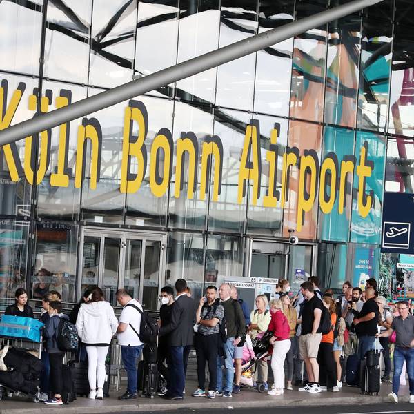 Flughafen Köln Bonn, Fluggäste in der Warteschlange, die bis vor das Flughafengebäude reicht, 01.07.2022, Bild: Herbert Bucco