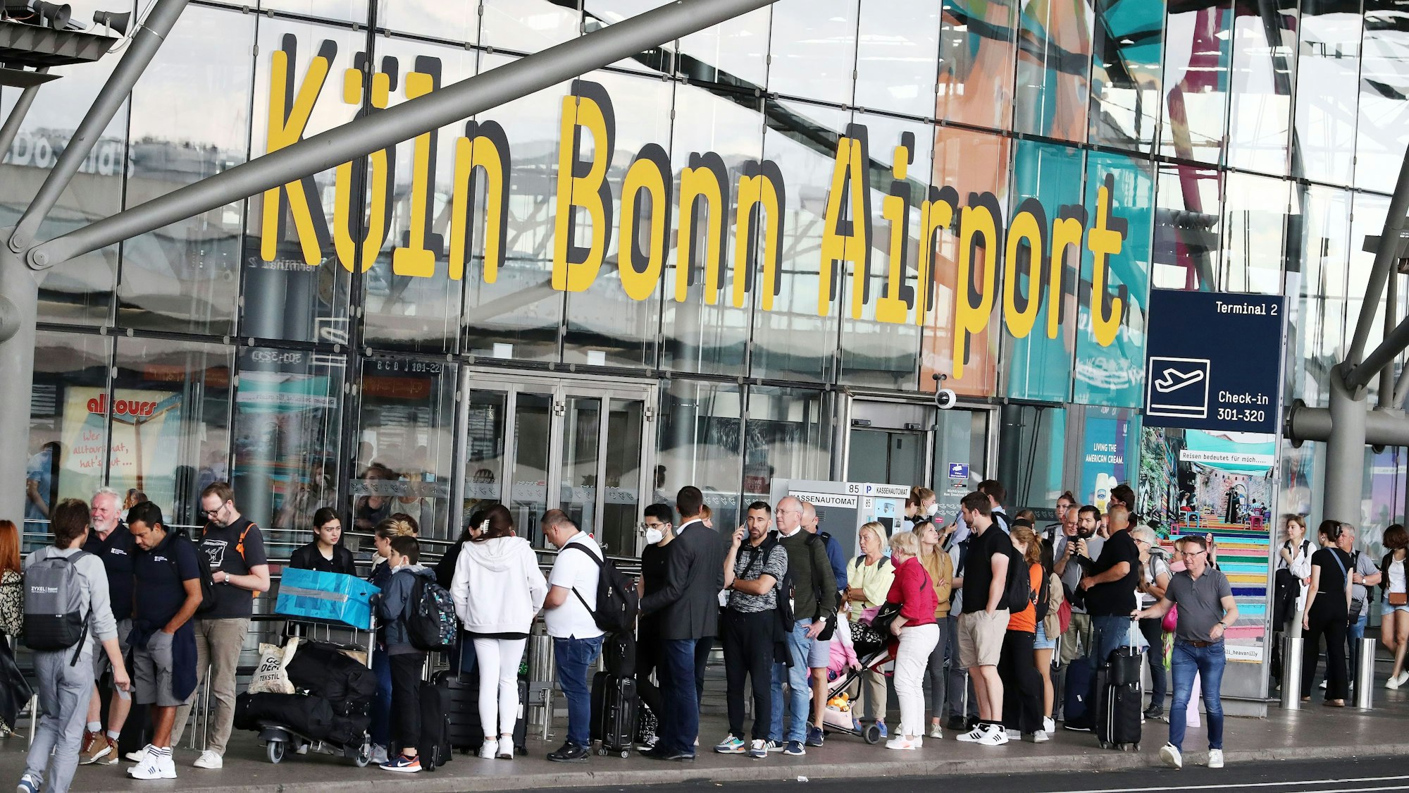 Flughafen Köln Bonn, Fluggäste in der Warteschlange, die bis vor das Flughafengebäude reicht, 01.07.2022, Bild: Herbert Bucco