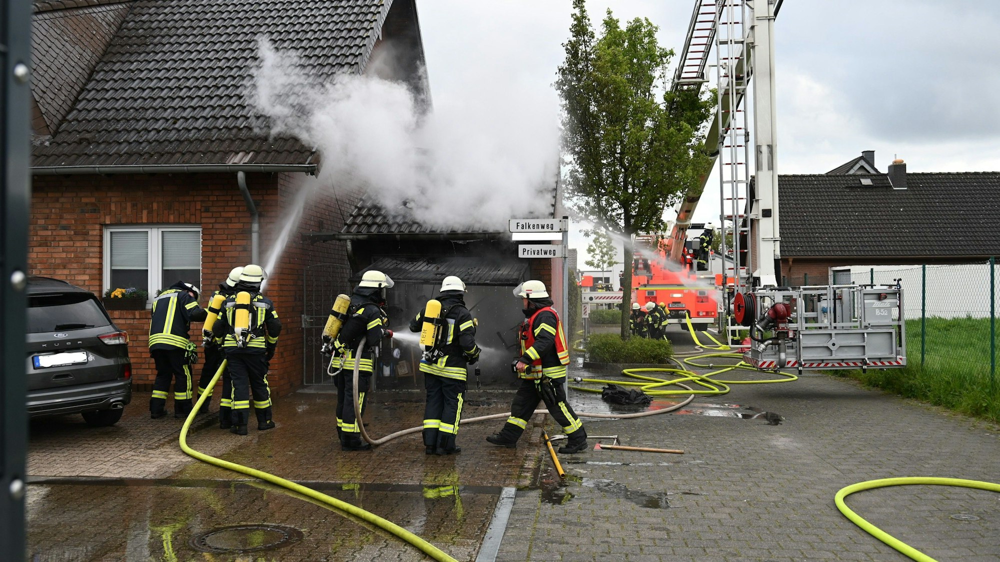 In der Garage stand ein großer Gasgrill. Die Garage ist ausgebrannt.