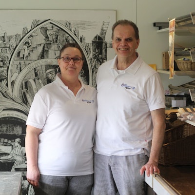 Dietmar Stümper mit seiner Lebensgefährtin Brita Lobas im Verkaufsraum