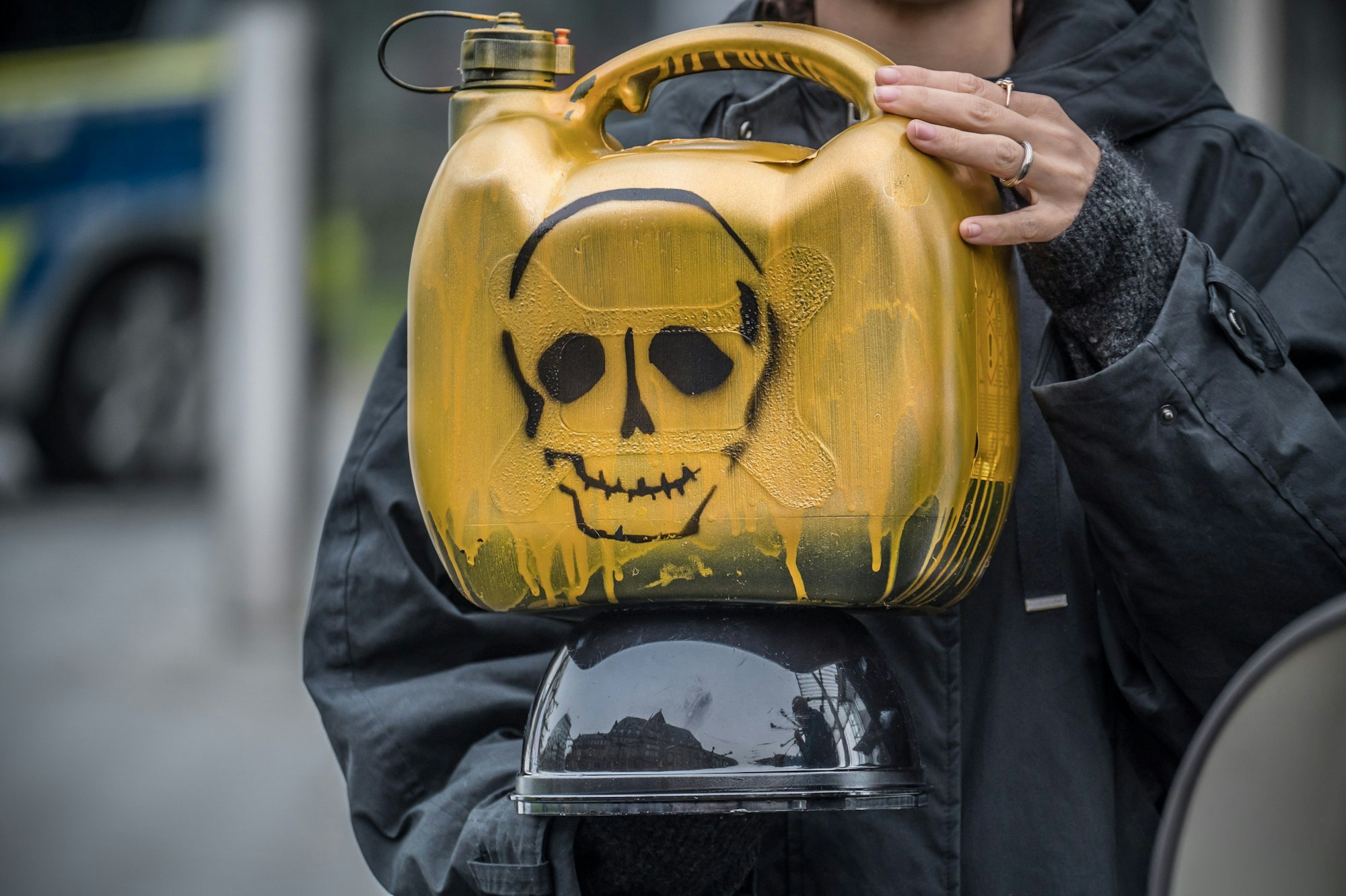 Protest vor der bayer-Konzernzentrale der Coordination gegen Bayer Gefahren zur Online-Aktionärsversammlung. Foto: Ralf Krieger