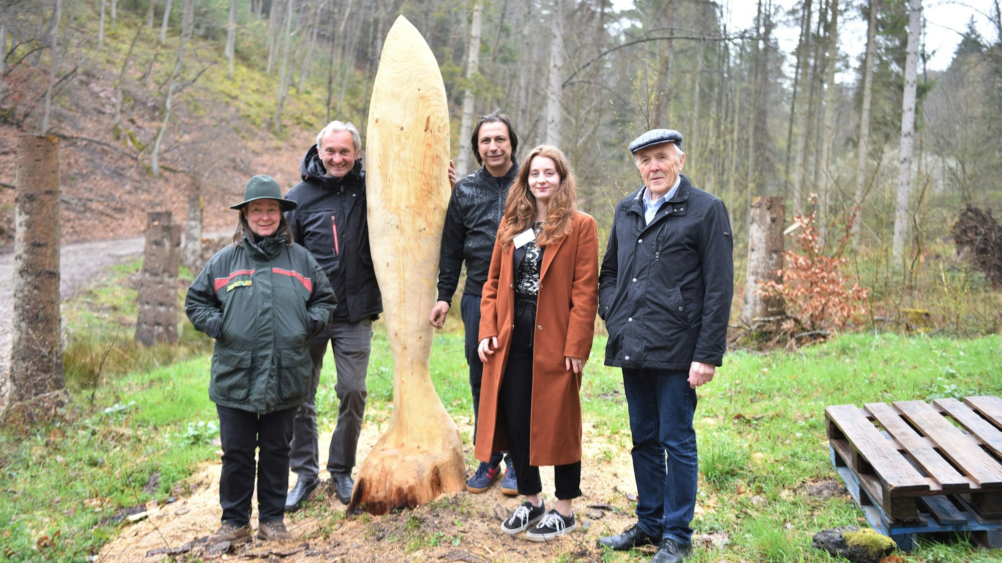 Hoffen auf rege Teilnahme: Revierförsterin Ute Hass (v.l.), Bildhauer Holger Hagedorn und Ernesto Marques, Marielle Bruno De Sá (stellvertende Direktorin) und Direktor Prof. Dr. Frank Günter Zehnder.