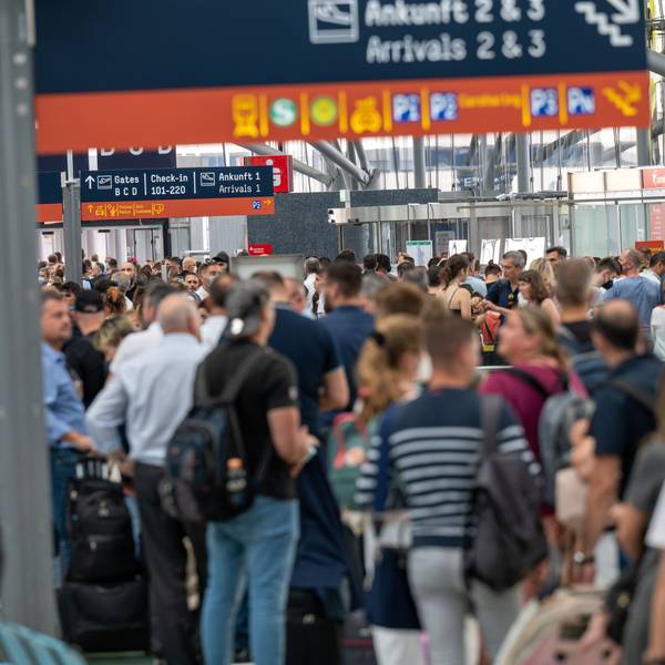 24.6.2022: Am Flughafen Köln-Bonn haben sich extrem lange Warteschlangen von Fluggästen gebildet, weil nicht genug Sicherheitspersonal für den Security Check vor den Gates vorhanden ist.