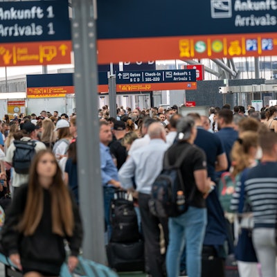 24.6.2022: Am Flughafen Köln-Bonn haben sich extrem lange Warteschlangen von Fluggästen gebildet, weil nicht genug Sicherheitspersonal für den Security Check vor den Gates vorhanden ist.