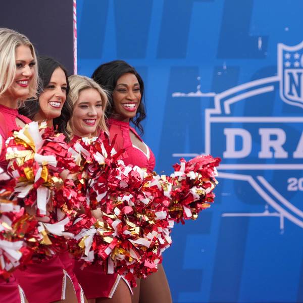 Cheerleader der Kansas City Chiefs posieren am roten Teppich am ersten Tag des NFL-Drafts.