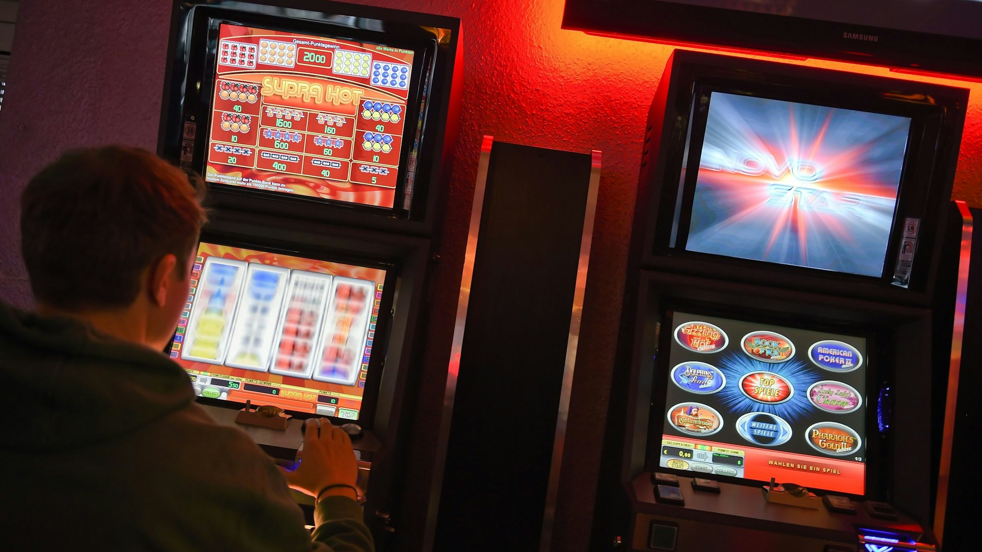 Ein Gast einer Spielhalle in Köln-Merheim wurde an einem Spielautomaten bedroht und ausgeraubt (Symbolbild)