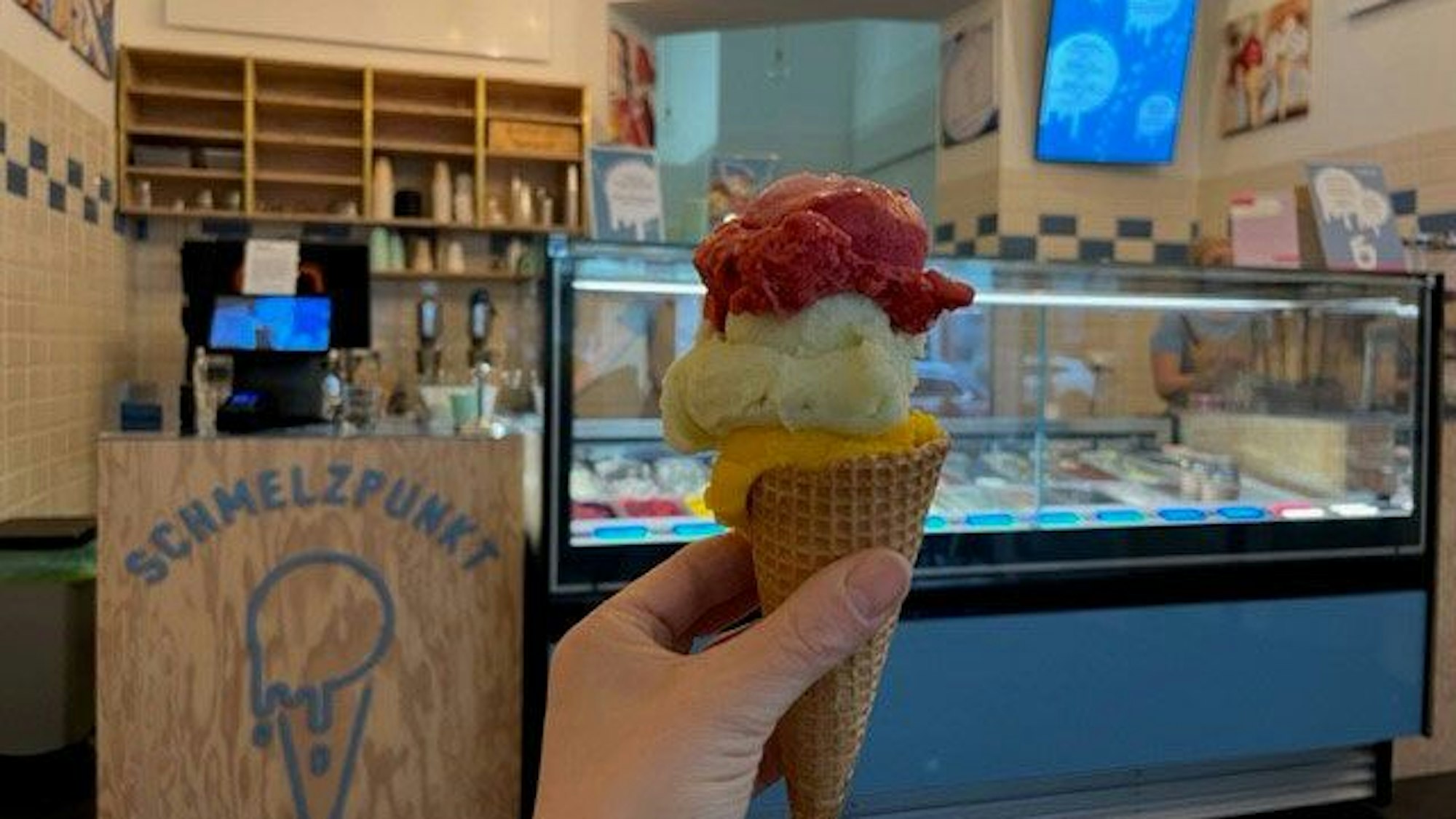 Eine Eiswaffel in der Eisdiele „Schmelzpunkt" in Nippes.