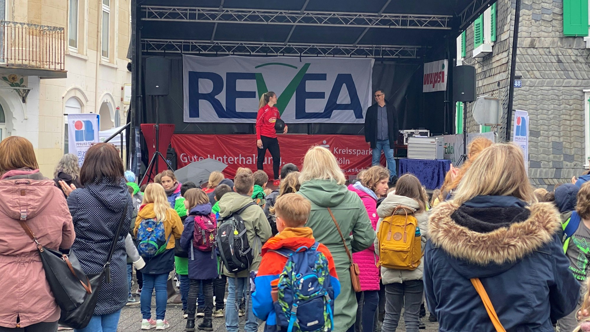Burscheider Umweltmarkt: Auf der Bühne in der Kirchenkurve trat auch die Fußball-Freestylerin und Umweltpatin Nina Windmüller auf