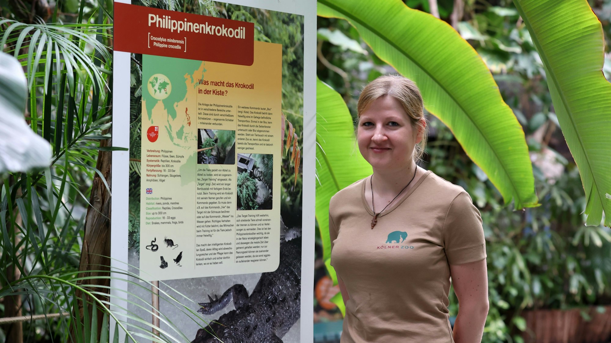 Revier-Tierpflegerin Anna Rauhaus, die das europäische Zuchtbuch für die Philippinenkrokodile führt, steht vor einer Schautafel über die Tiere.