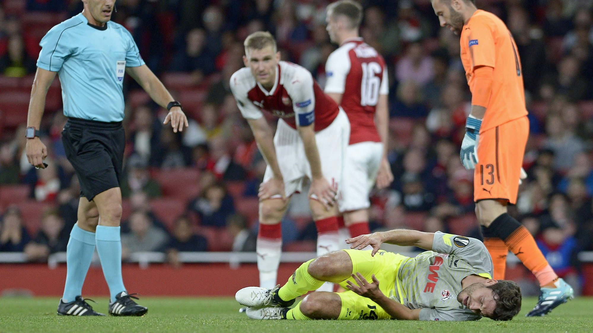 London, England 14.09.2017, UEFA Europa League - 2017/18 Season, 1st game day, FC Arsenal - 1. FC Koeln, Verletzung / verletzt / Schmerzen bei Jonas Hector ( Koeln ), Boden ( DeFodi521 *** London England 14 09 2017 UEFA Europe League 2017 18 Season 1st Game Day FC Arsenal 1 FC Cologne Injury injured Pain at Jonas Hector Cologne Bottom
