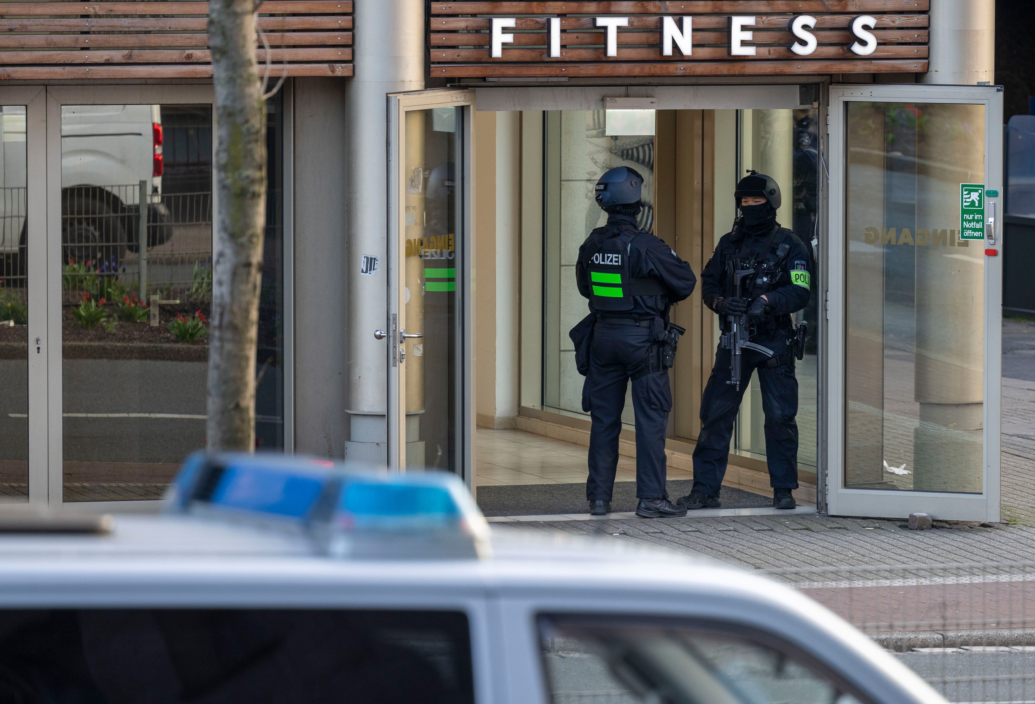 Duisburg: Polizisten stehen nach einer Attacke in einem Fitnessstudio in der Innenstadt im Eingangsbereich des Studios. Nach der blutigen Attacke in einem Duisburger Fitnessstudio hat die Bundesanwaltschaft die Ermittlungen wegen der besonderen Bedeutung des Falls übernommen. (Archivbild)