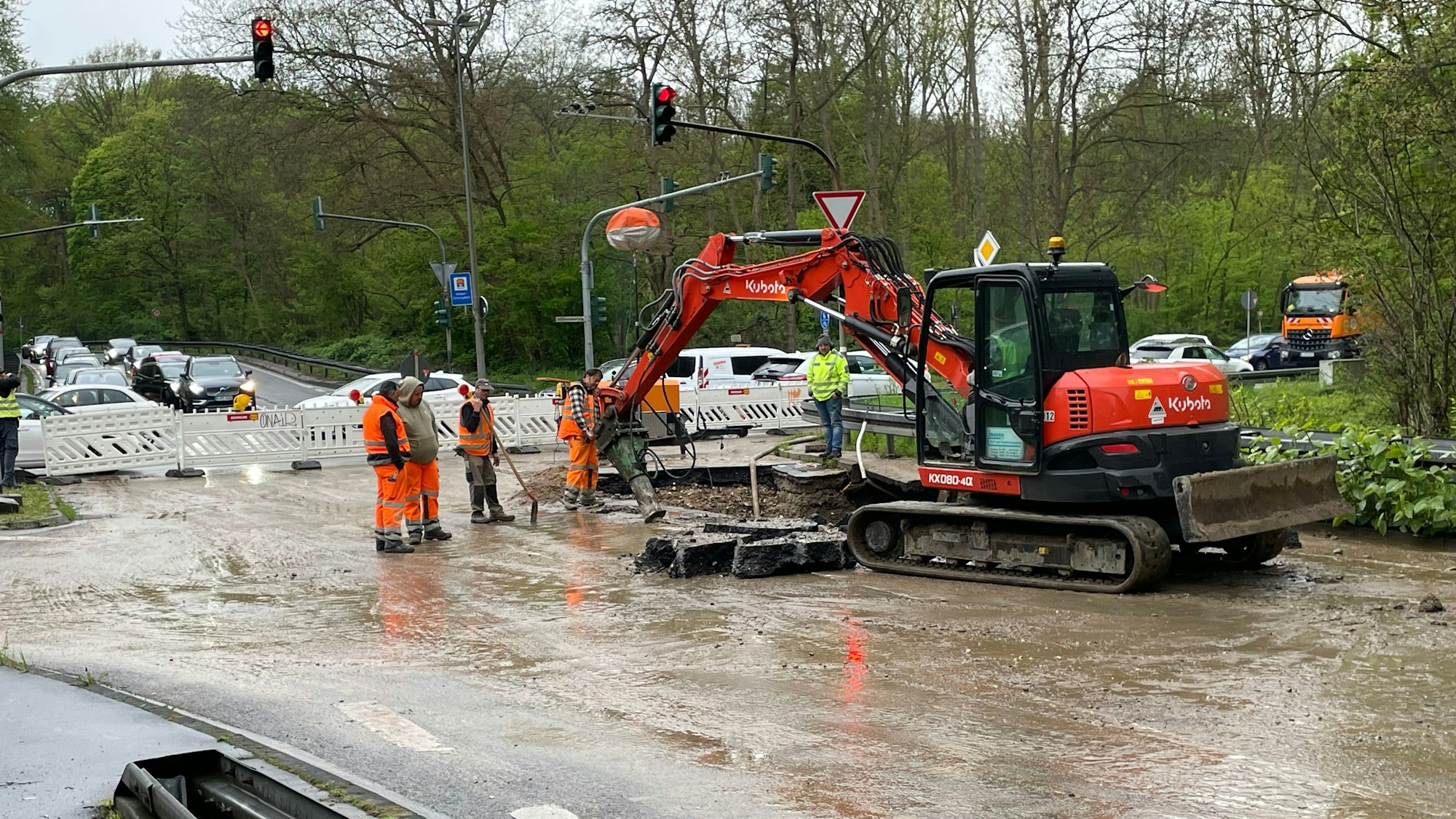 Arbeiter der Rhein-Energie AG auf einer Kreuzung.
