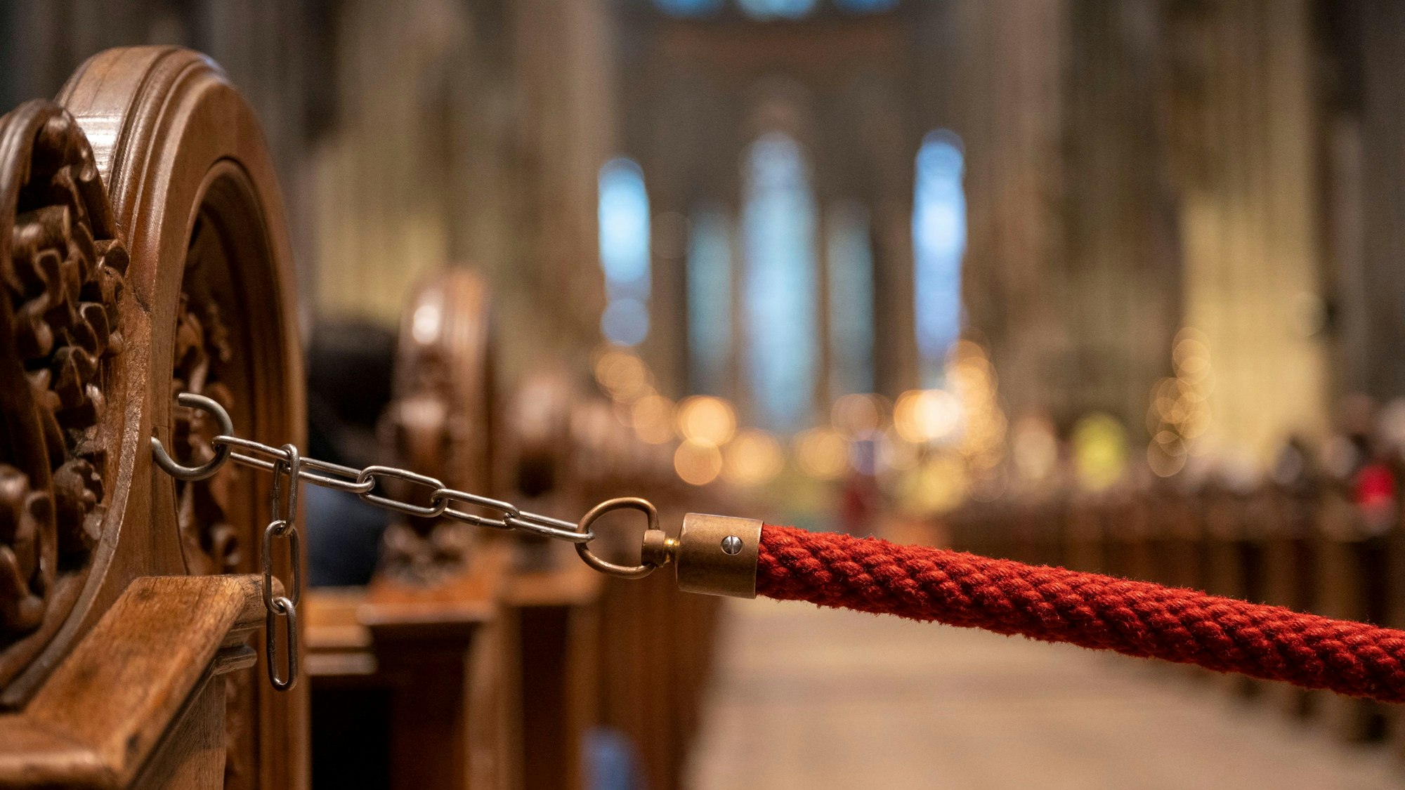 07.01.2023, Köln: Absperrung im Kirchenschiff während des Pontifikalrequiem für den verstorbenen Papst Benedikt XVI. im Dom. Foto: Uwe Weiser