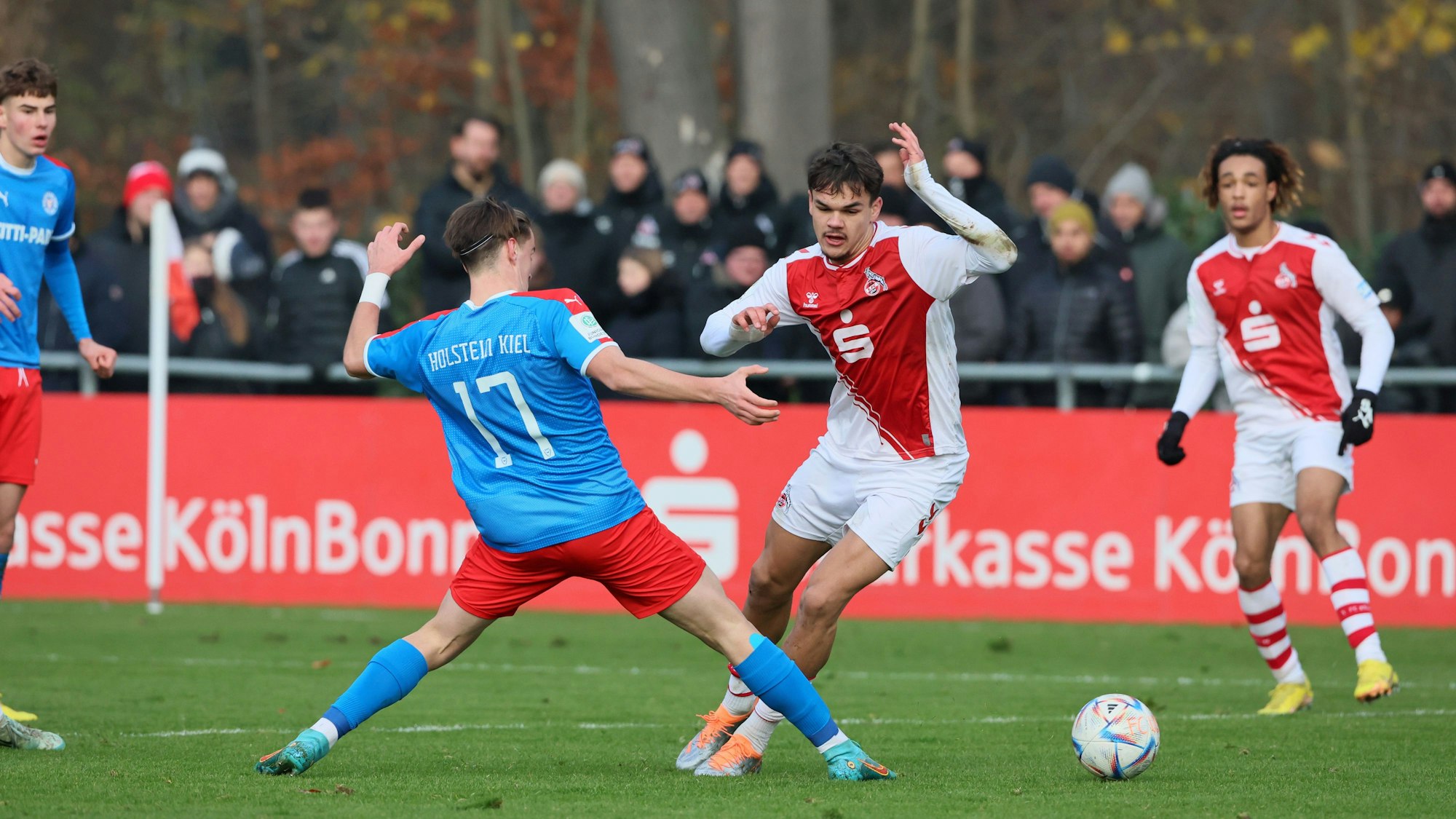 1.FC Köln U19 vs. Preußen Münster U19, A Junioren, DFB Pokal der Junioren, von links: Pascal Konrad Meyer (Kiel), Max Finkgräfe (1. FC Köln), 10.12.2022, Bild: Herbert Bucco