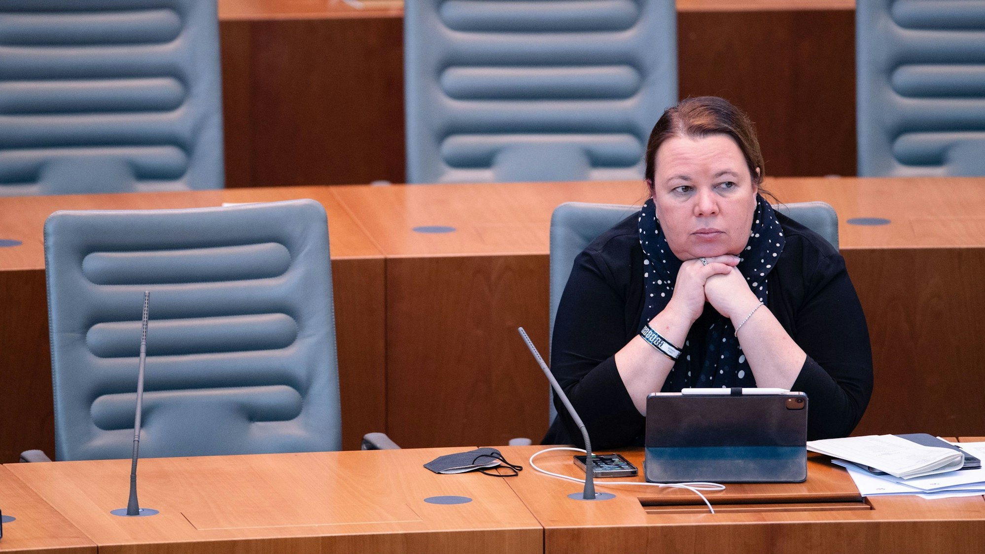 Ursula Heinen-Esser (CDU), damalige Umweltministerin von Nordrhein-Westfalen, sitzt im Landtag auf der Regierungsbank.