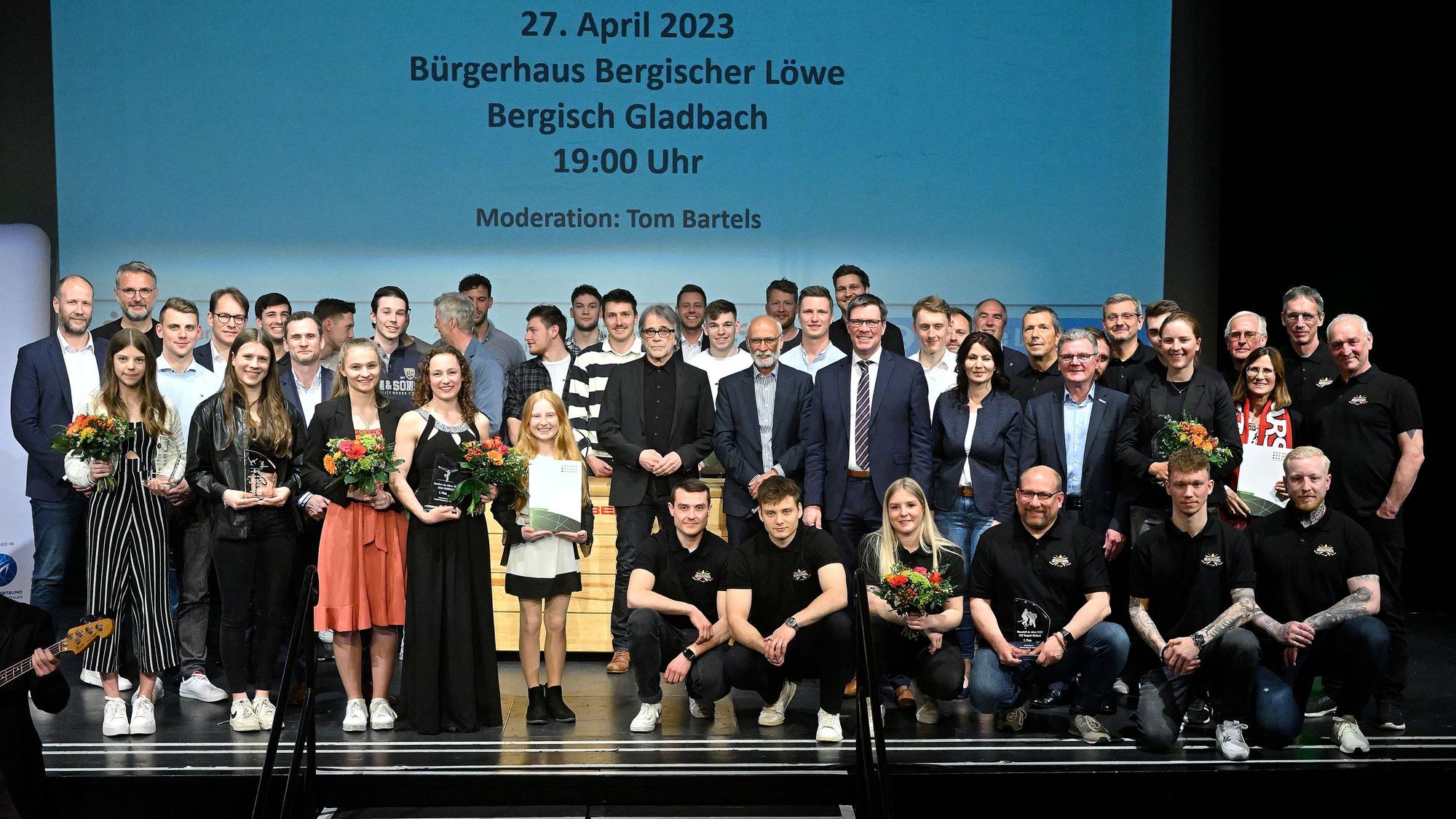 Die Sieger der Sportlerwahl reihen sich zum Gruppenfoto auf.