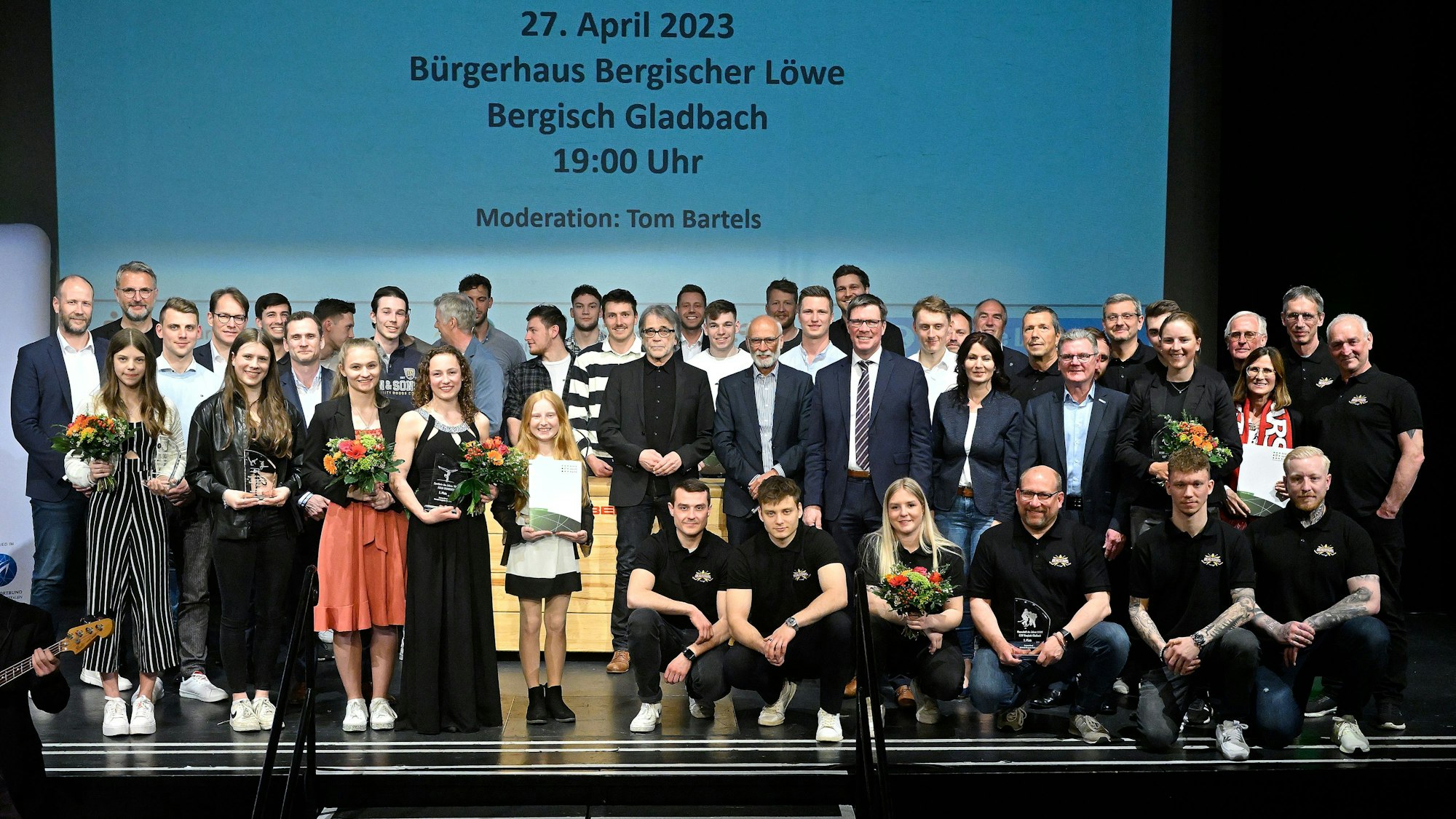 Die Sieger der Sportlerwahl reihen sich zum Gruppenfoto auf.