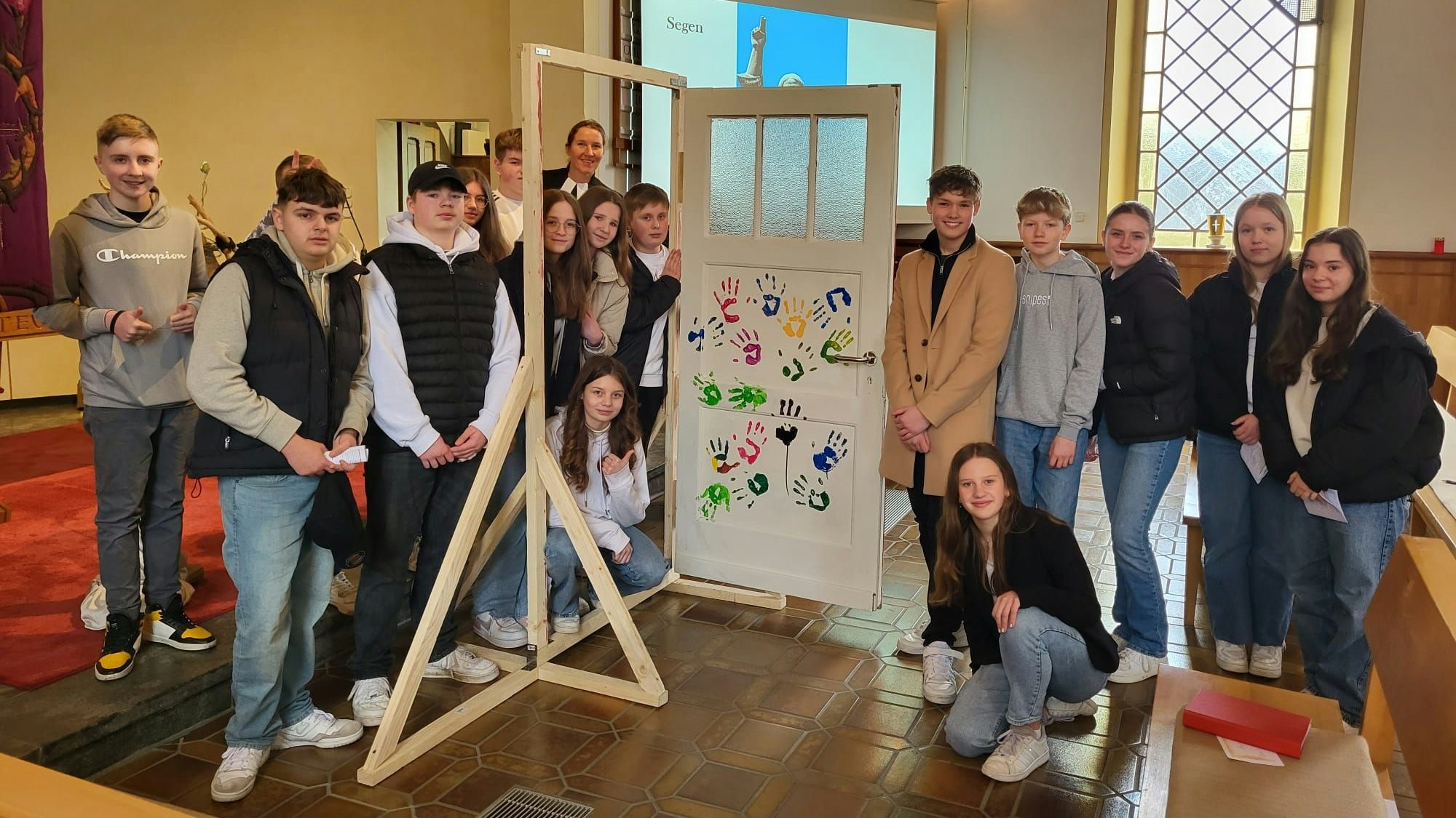 Die Konfirmandinnen und Konfirmanden in Oberbantenberg-Bielstein gestalteten gemeinsam eine Tür.