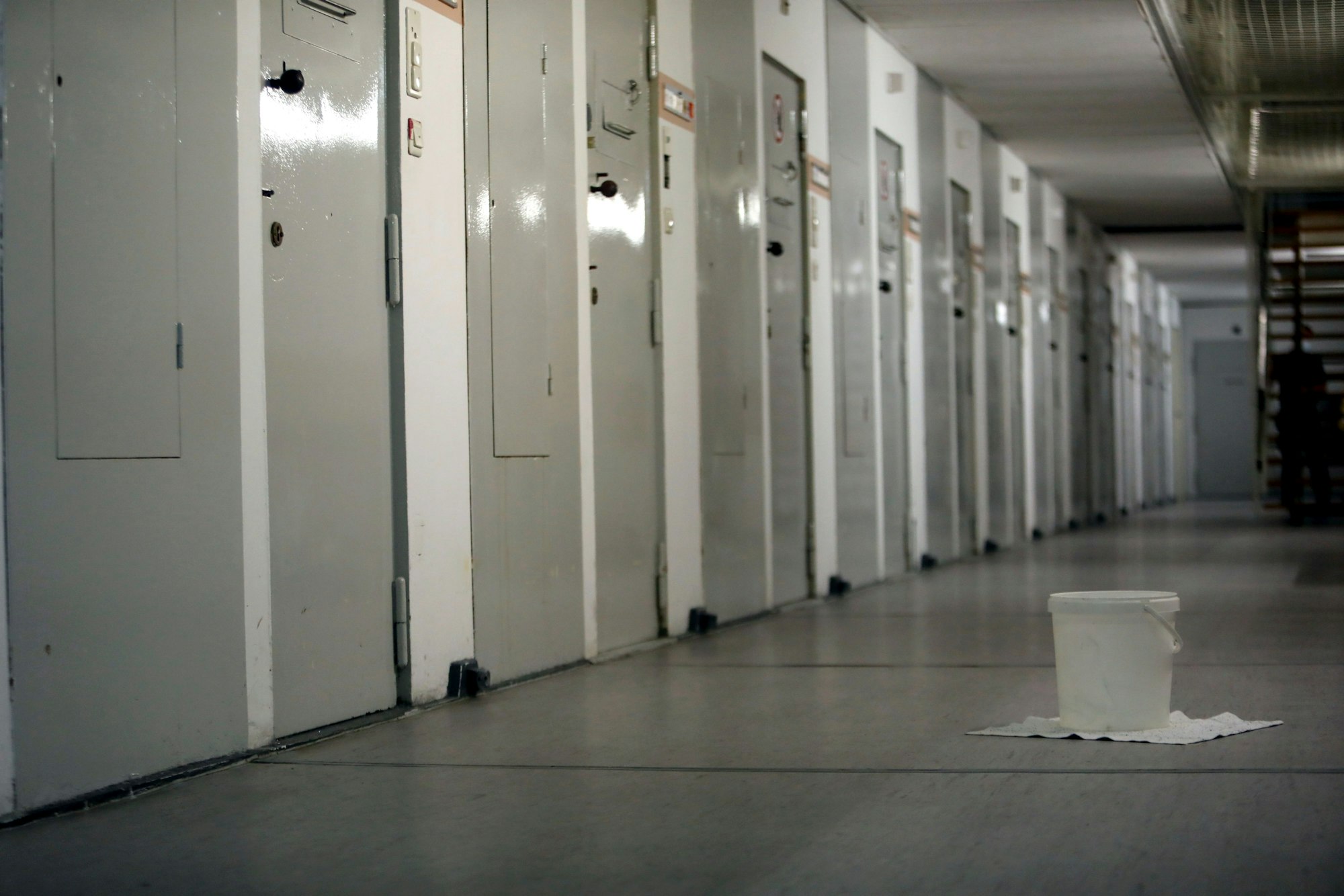 Ein Gang mit Zellentüren in der JVA Köln