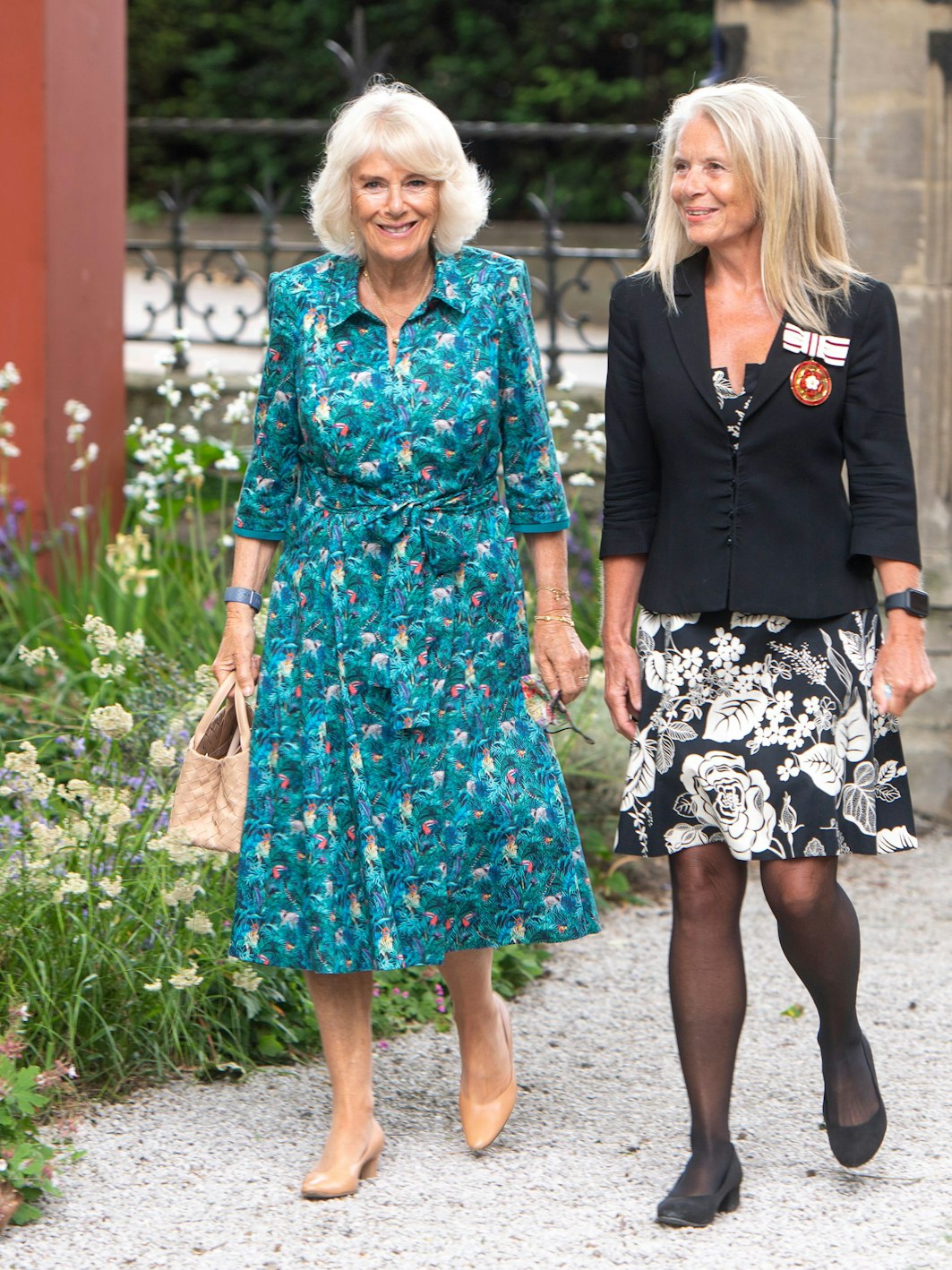 Königin Camilla wird bei ihrer Krönung wahrscheinlich Schuhe von Sole Bliss tragen, wie hier beim Besuch des Gartenmuseums anlässlich der Eröffnung der jährlichen British Flowers Week 2021, die als ihre Lieblingsmarke gilt.