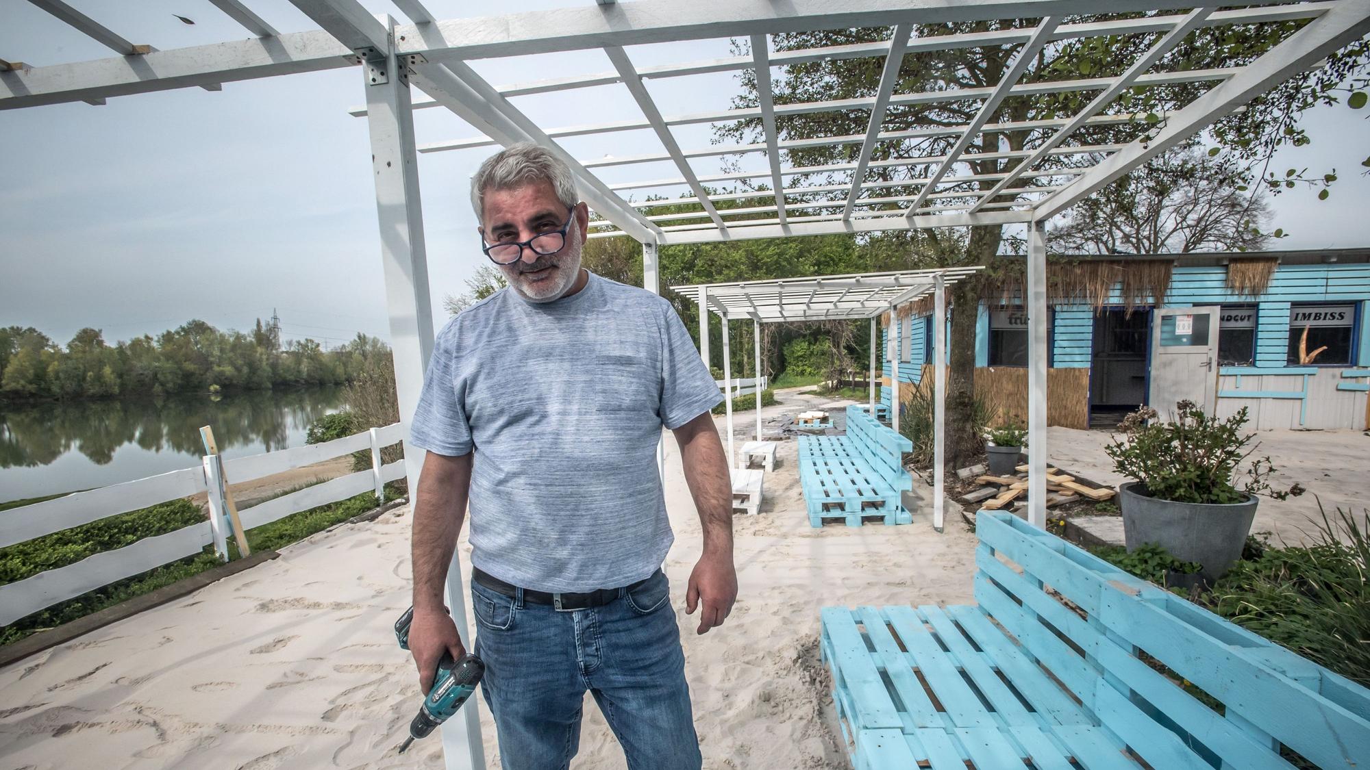 Bardhyl Hodai, neuer Pächter im Blue-Beach-Corner. Foto: Ralf Krieger