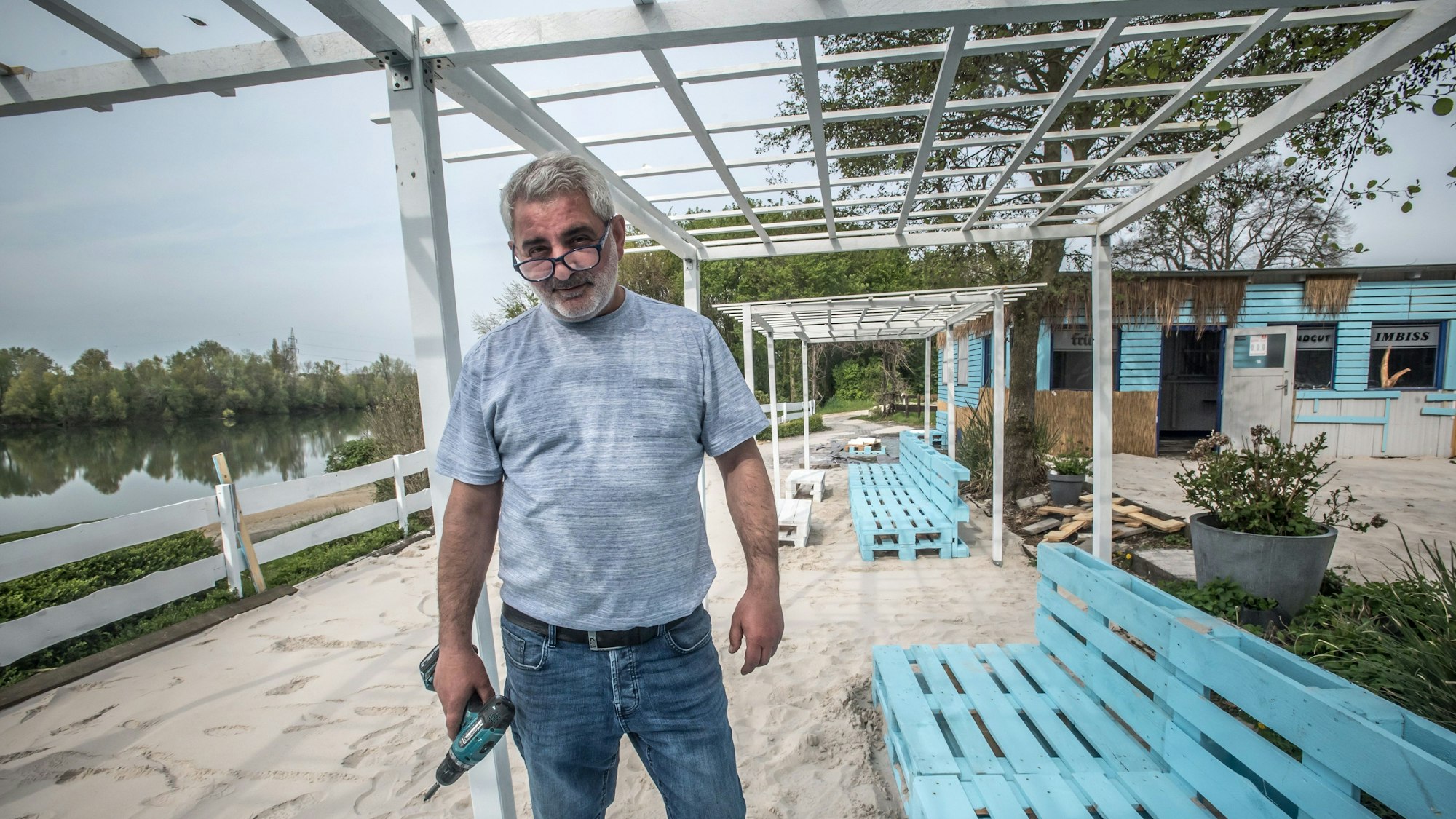 Bardhyl Hodai, neuer Pächter im Blue-Beach-Corner. Foto: Ralf Krieger