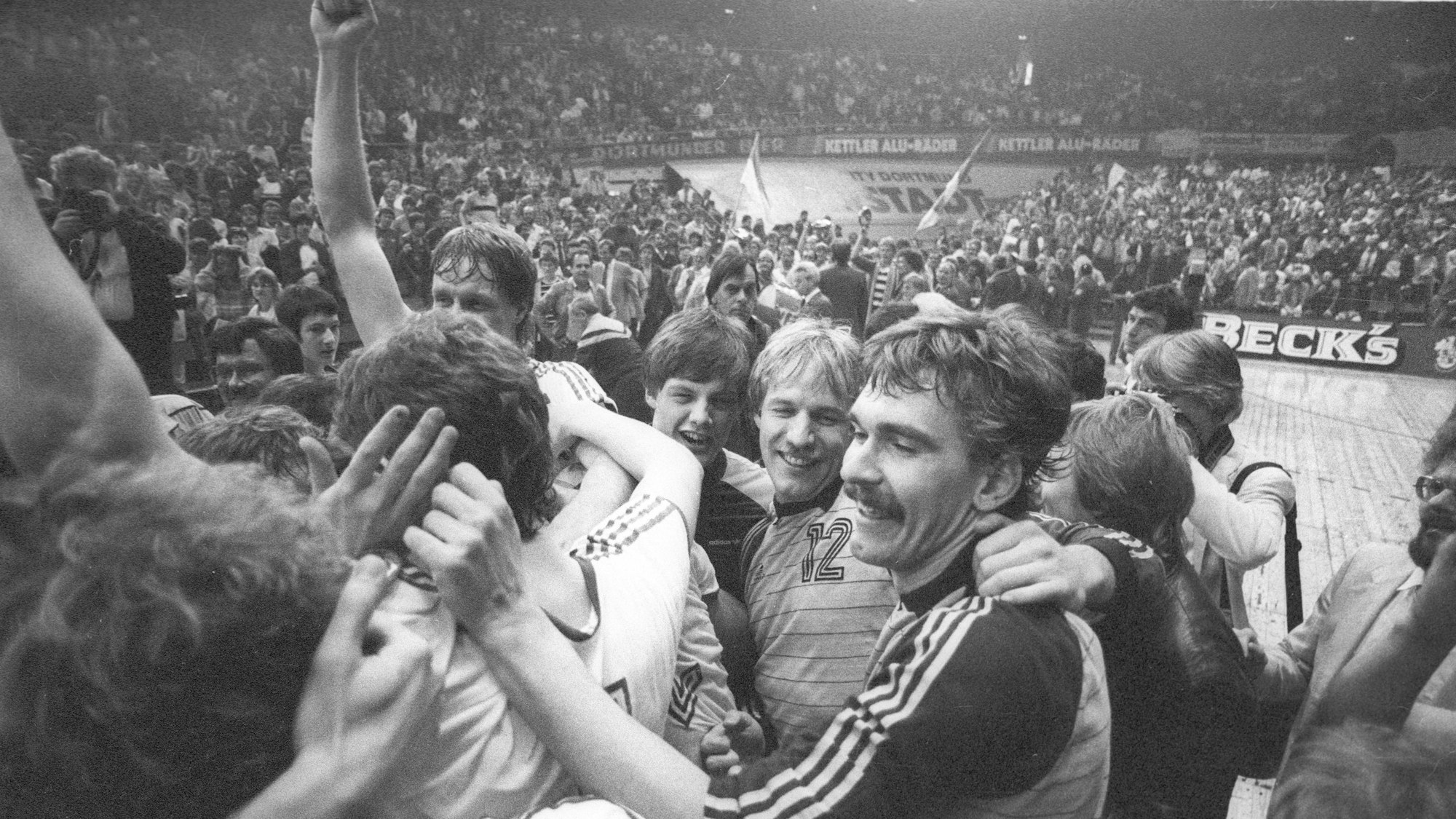 Handball Europapokalfinale in Dortmund 01.05.1983. VFL Gummersbach - ZSKA Moskau 13:14 Hinspiel 19:15. Jubel der Gummersbacher nach dem Schlußpiff in der Westfalenhalle. Rechts vorne Torwart Andreas Thiel *** Handball European Cup Final in Dortmund 01 05 1983 VFL Gummersbach ZSKA Moscow 13 14 First leg 19 15 Cheers of the Gummersbach team after the final whistle in the Westfalenhalle Right front goalkeeper Andreas Thiel HM