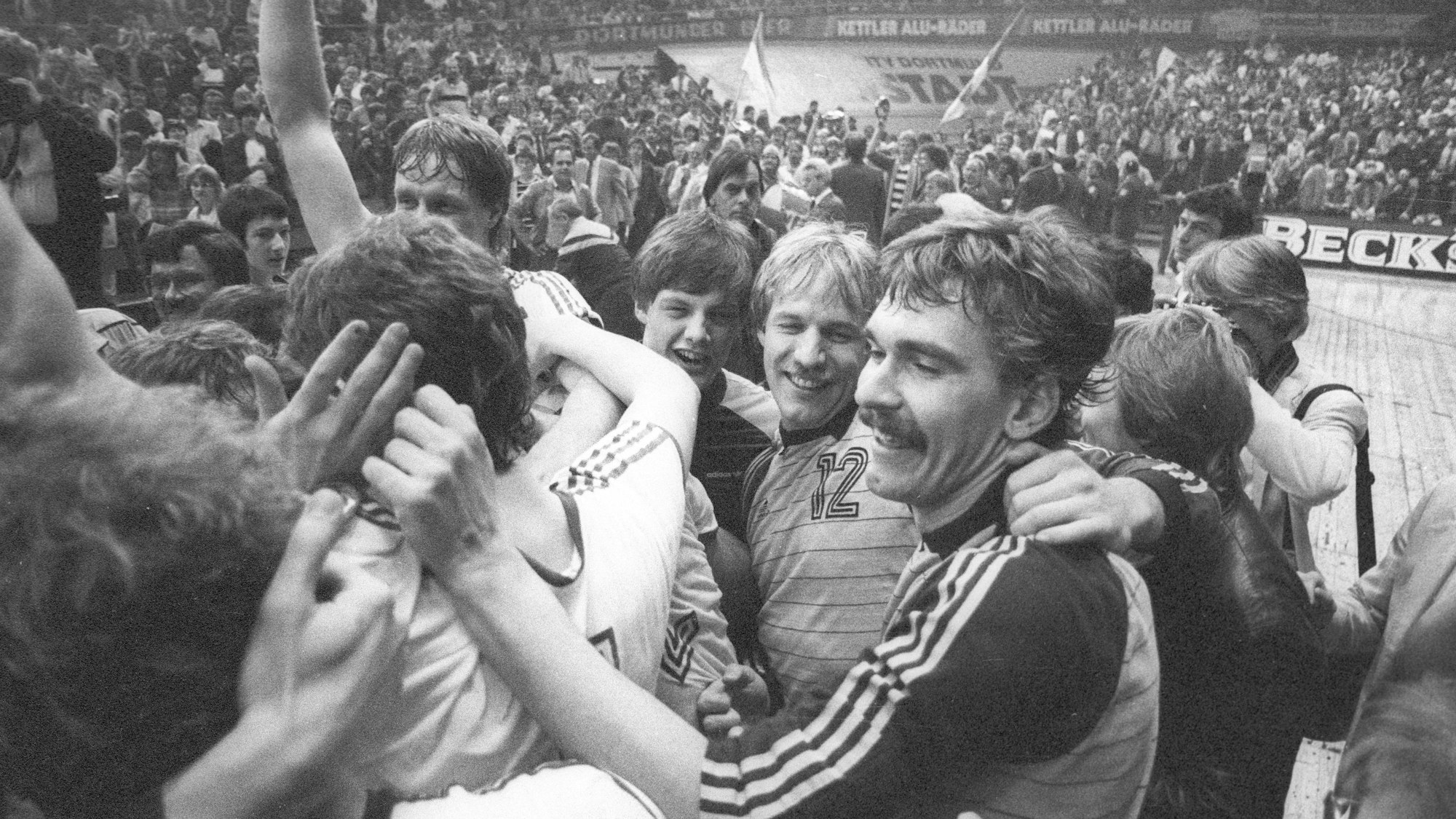 Zusehen ist eine Jubelszene nach dem Handball Europapokalfinale in Dortmund 01.05.1983.