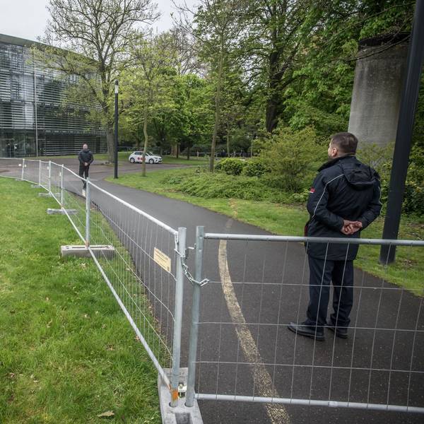 Absperrungen vor der Bayer-Konzernzentrale zur Online-Aktionärsversammlung. Foto: Ralf Krieger