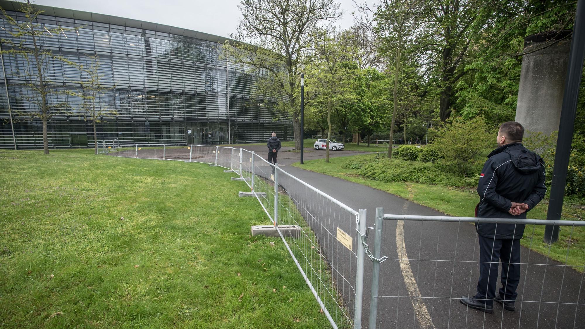 Absperrungen vor der Bayer-Konzernzentrale zur Online-Aktionärsversammlung. Foto: Ralf Krieger