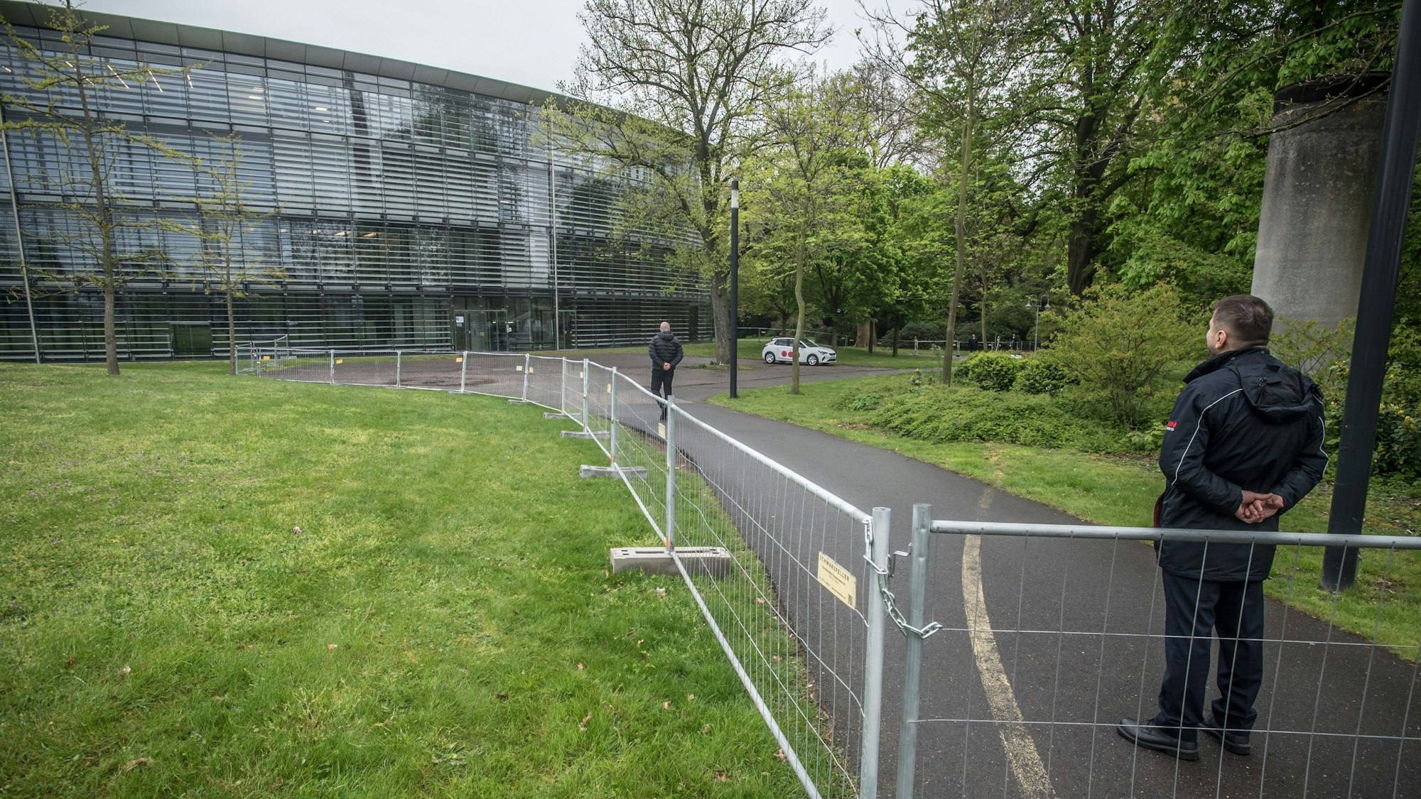 Absperrungen vor der Bayer-Konzernzentrale zur Online-Aktionärsversammlung. Foto: Ralf Krieger