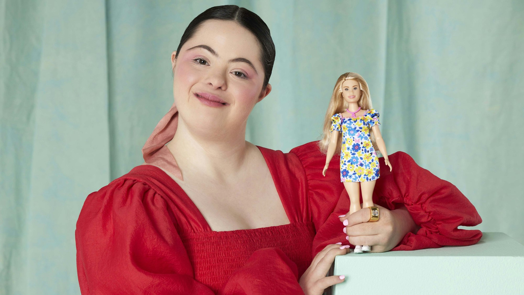Handout-Foto von Mattel, auf dem Ellie Goldstein, britisches Model mit Down-Syndrom, mit der ersten Barbie-Puppe mit Down-Syndrom steht. Die US-Spielwarenfirma Mattel hat erstmals eine «Barbie-Puppe mit Down-Syndrom» auf den Markt gebracht. Die Puppe mit langen Haaren, einer pinkfarbenen Kette und einem bunten Blumenkleid solle «mehr Kindern ermöglichen, sich selbst in Barbie widergespiegelt zu sehen, und Barbie ermöglichen, die Welt um sie herum widerzuspiegeln», hieß es am Dienstag von Mattel.