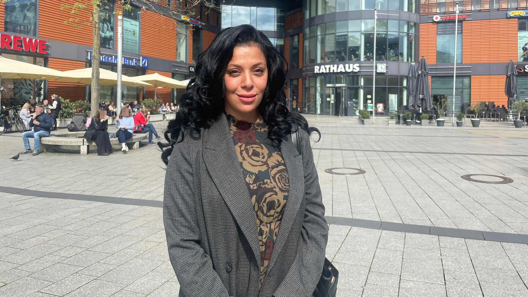 Iman Hadad vor der Rathaus-Galerie