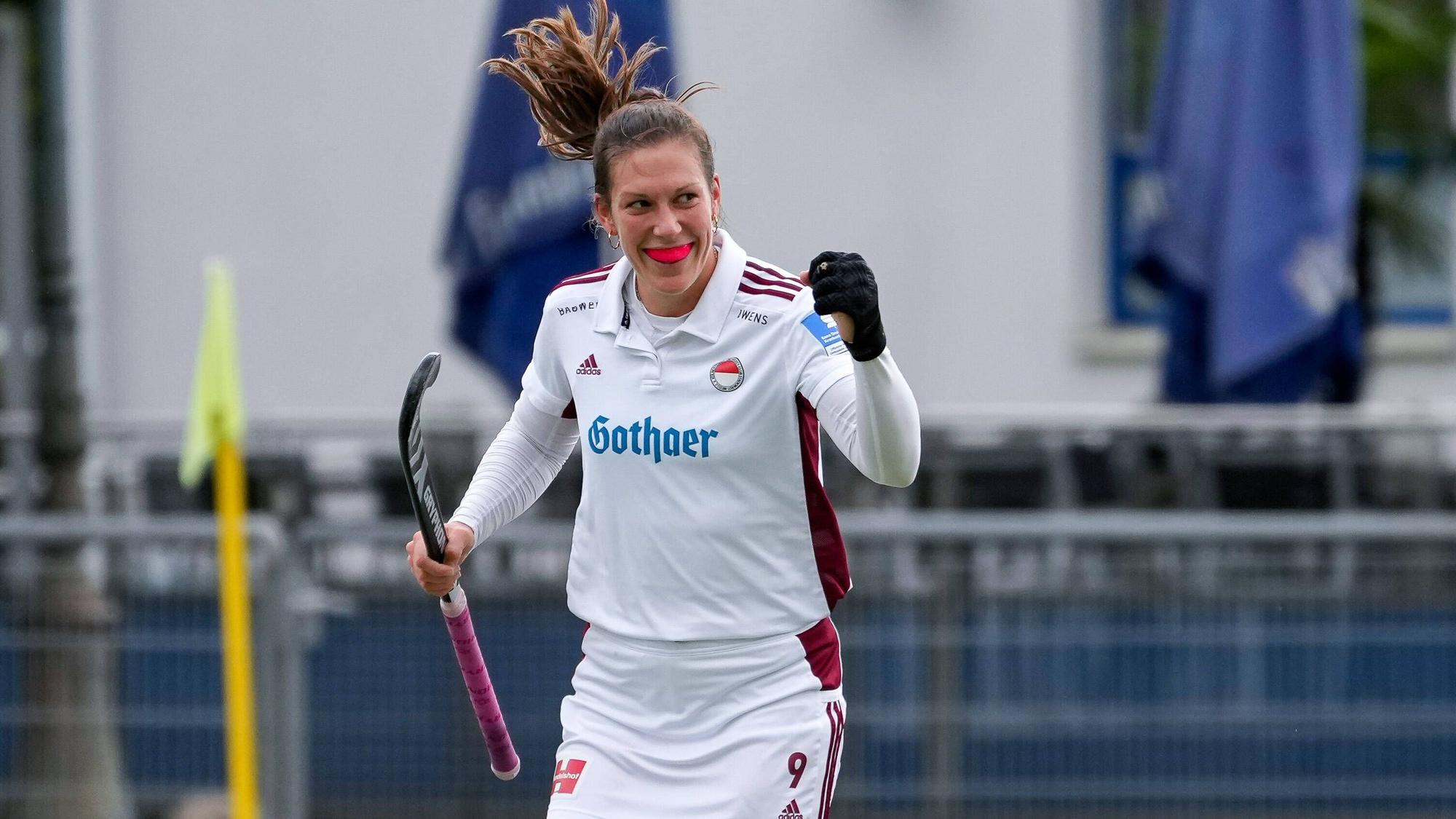 Torschützin Rebecca Grote KTHC, 9, jubelt über das Tor zum 1:1 Jubel, Torjubel, Torerfolg, celebrate the goal, goal, celebration, Jubel ueber das Tor, optimistisch, Spielszene, Highlight, Einzelbild, Action, Aktion, 01.10.2022, Mannheim Deutschland, Hockey, 1. Bundesliga, Damen, Mannheimer HC - Rot-Weiss Köln *** Goal scorer Rebecca Grote KTHC, 9 , cheers about the goal to 1 1 cheers, goal celebration, celebrate the goal, celebration, cheering about the goal, optimistic, game scene, highlight, single picture, action, action, 01 10 2022, Mannheim Germany , Hockey, 1 Bundesliga, Women, Mannheimer HC Rot Weiss Köln xozx