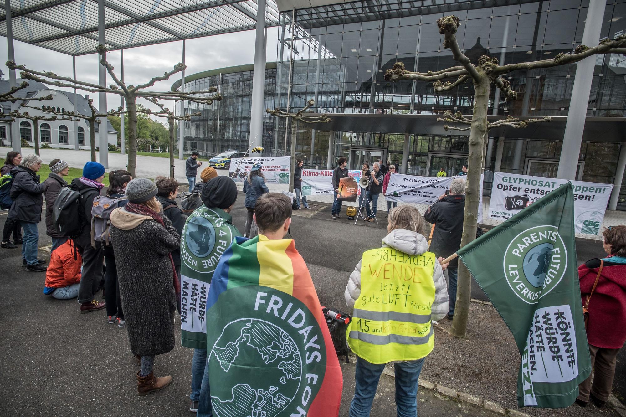 Protest vor der Bayer-Konzernzentrale der Coordination gegen Bayer Gefahren zur Online-Aktionärsversammlung. Foto: Ralf Krieger