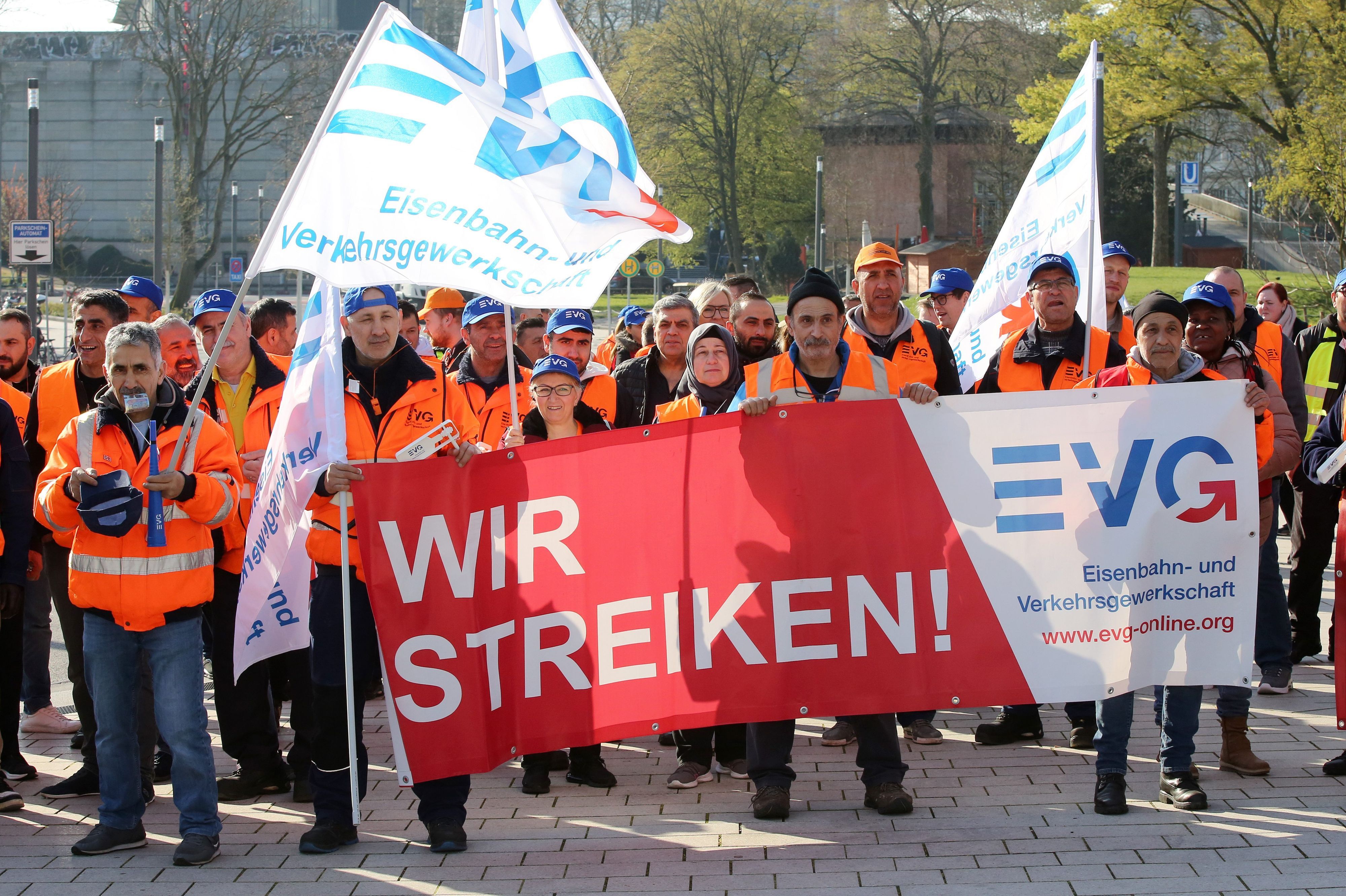 Warnstreik im Tarifkonflikt: Eisenbahner und EVG-Mitglieder streiken für bessere Löhne und Arbeitsbedingungen. Auch in der dritten Tarifrunde wurde keine Einigung mit der Deutschen Bahn erzielt, neue Streiks drohen. (Archivbild)