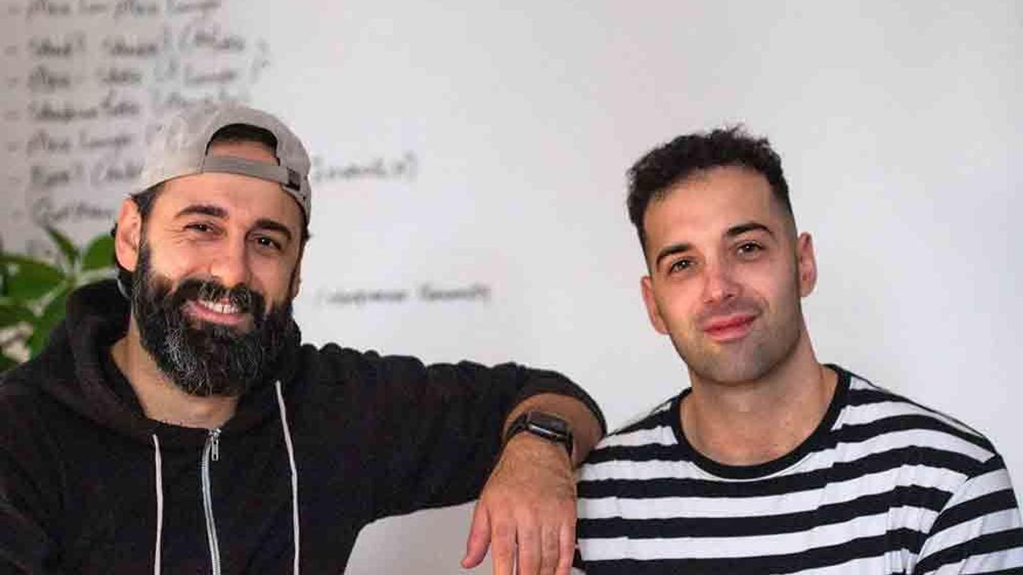 Die zwei Brüder Joel und Emanuele Monaco, der eine trägt eine Basecap und einen Bart, der andere ein Ringel-T-Shirt