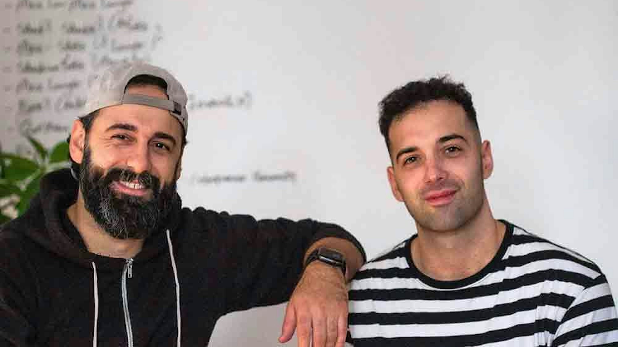 Die zwei Brüder Joel und Emanuele Monaco, der eine trägt eine Basecap und einen Bart, der andere ein Ringel-T-Shirt