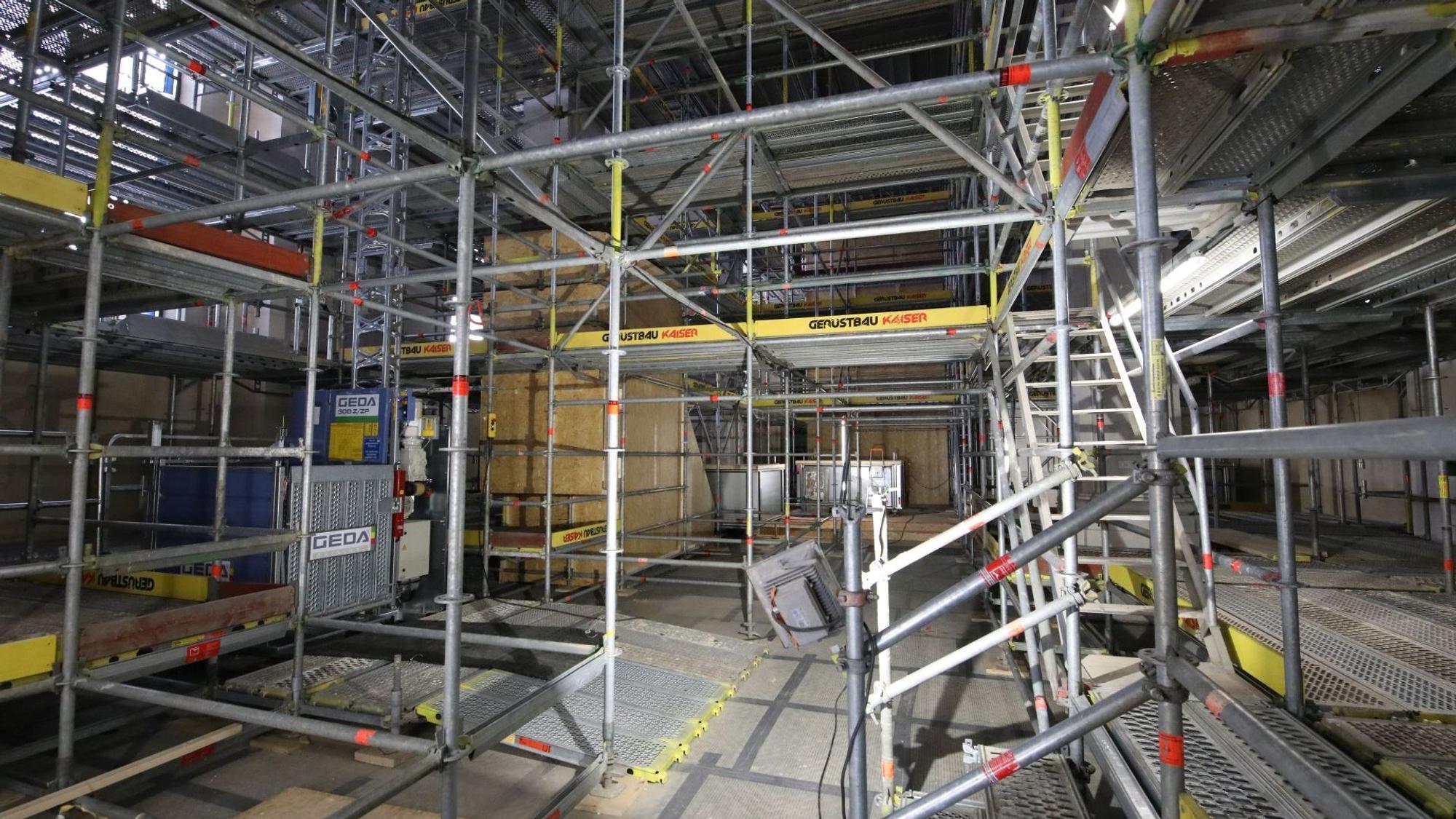 Blick in den Innenraum der Kirche. Überall stehen Baugerüste.