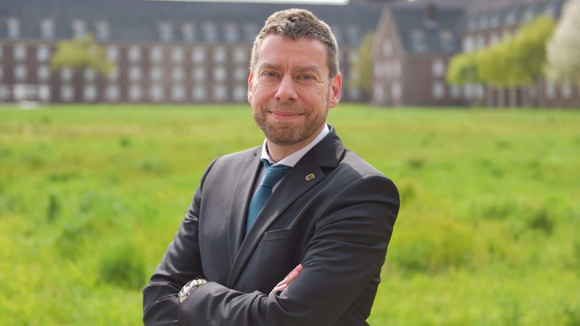 Dr. Igelmann vor der Liegenschaft des ZKA